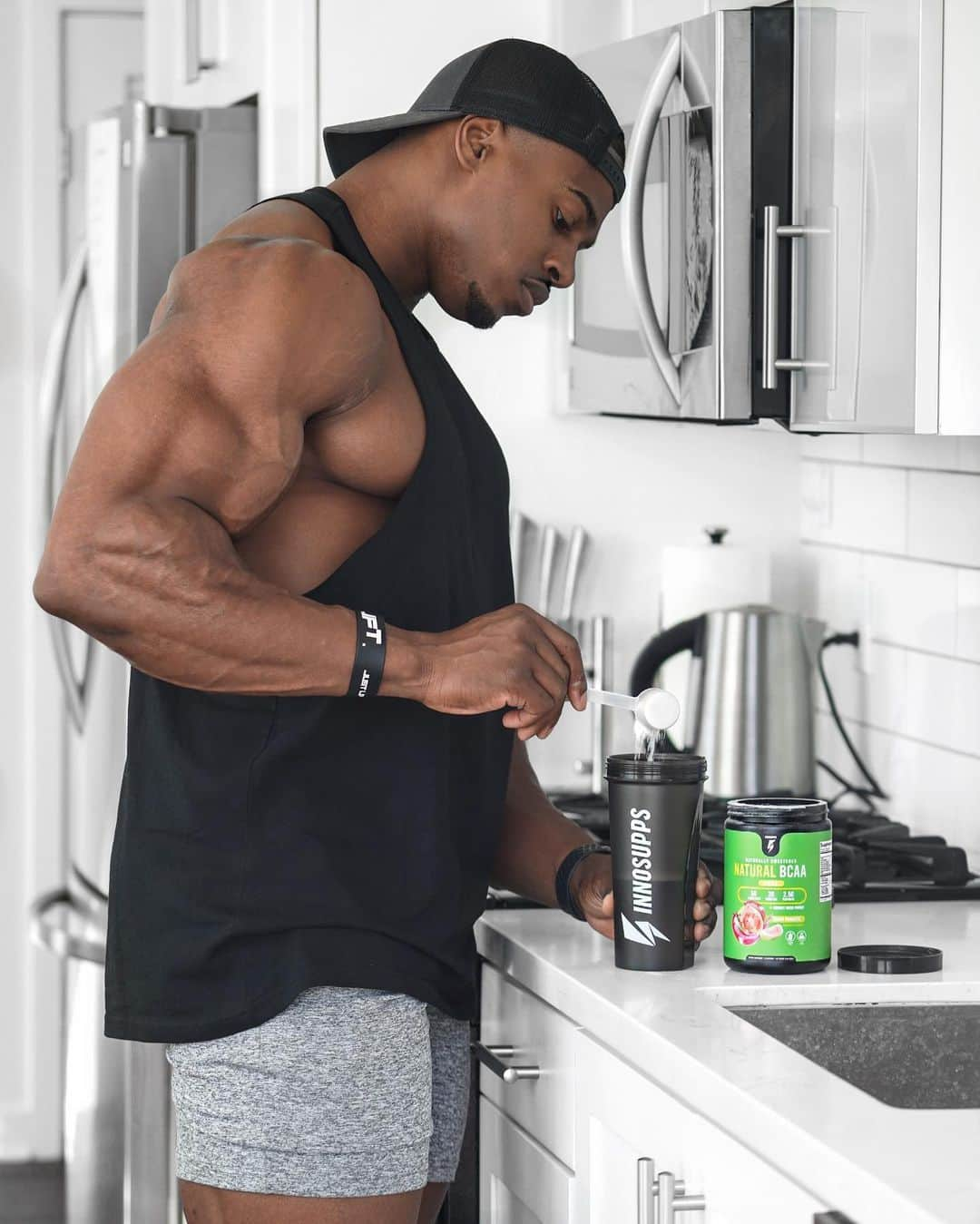 Simeon Pandaさんのインスタグラム写真 - (Simeon PandaInstagram)「Aiding the post workout recovery process with @innosupps Natural BCAA’s 💪🏾👌🏾⁣⁣ ⁣⁣ 🍃 All natural, zero artificial sweeteners ⁣⁣ 🌱 Vegan Friendly⁣⁣ 💪 Prevents Muscular Breakdown⁣⁣ 🏃‍♂️ Improves Recovery ⁣⁣ ⁣⁣ Comes in great flavours: Guava Paradise 🌴 or Sour Apple 🍏 😍⁣⁣ ⁣⁣ 👉 Get @innosupps ⚡️ online (click the bio link) or visit INNOSUPPS.COM⁣ | Worldwide Shipping 🌎⁣⁣ ⁣ #simeonpanda #innosupps」6月19日 10時15分 - simeonpanda