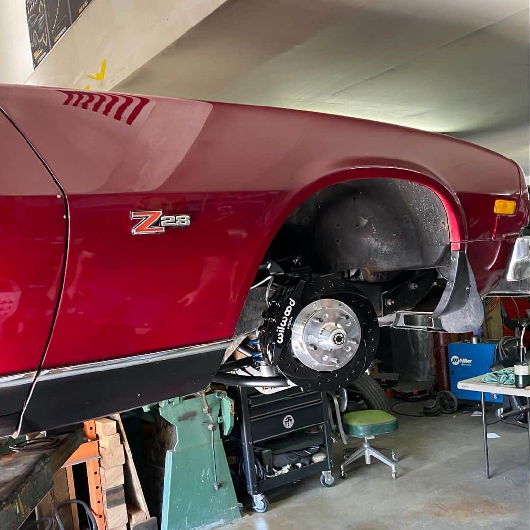 ストーン・コールド・スティーブ・オースチンのインスタグラム：「More progress on BSR Z-28 Camaro. Getting it put back together. Thanks to Bob at Auto Trans for helping out with the rear end.  @ctpconcepts @metalbutcher  @ridetechsuspension @wilwooddiscbrakes  @rocketracingwheels  #bsrcamaro #bsrz28 #ctpconcepts #ridetech  #wilwoodbrakes #rocketracingwheels」