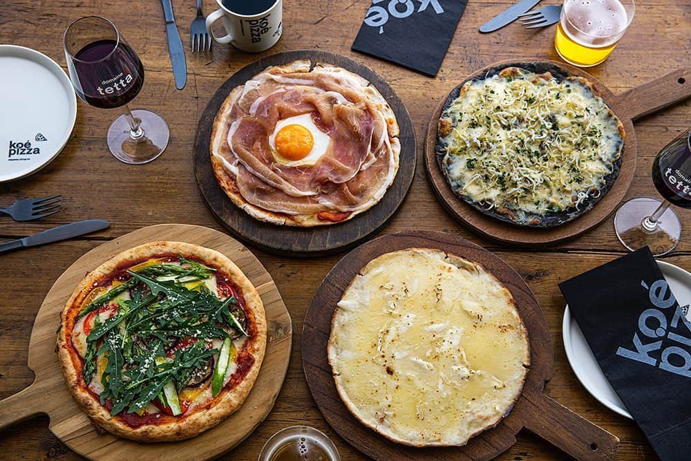 コエのインスタグラム：「. koe pizza okayama grand opening 2020.6.19.fri. ・ 本日koe pizza グランドオープン🍕 イートインスペースのご利用がスタートします！  期間限定のピッツァメニューや イラストレーター長場雄氏の手掛けるオリジナルグッズも 本日から販売いたします。  皆さまのご来店をお待ちしております！ . . . ＊雨天の場合は席をご利用いただけない場合がございます。申し訳ございませんが、予めご了承ください。 . ＊koe pizzaでは、開放的な空間に加えて 手洗いの徹底やマスクの着用、 ソーシャルディスタンスの確保など 感染防止対策を徹底の上、営業いたします。 . . #koe #koepizza #koeethical #ethical #pizza #okayama #okayamapizza  #cafestagram #takeout #diningout #domainetetta #コエ #コエピザ #ピザ  #エシカル #岡山 #岡山グルメ #岡山カフェ #岡山レストラン#岡山ピザ  #地産地消 #吉田牧場 #チーズ #チーズメルト #岡山観光 #石山公園 #岡山城 #後楽園 #ダイニングアウト #長場雄」