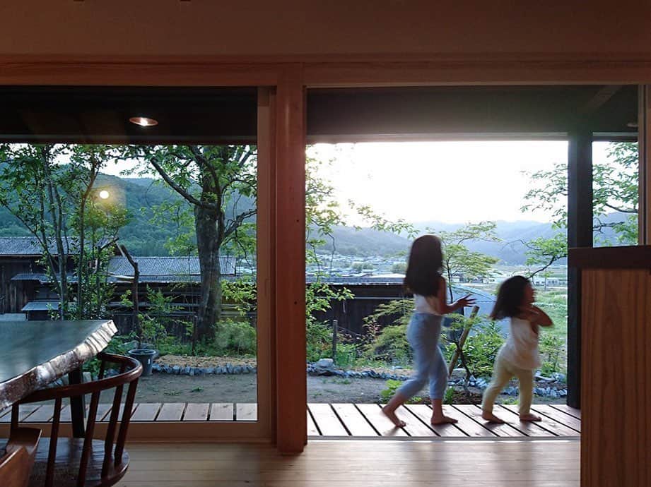 シーエッチ建築工房 さんのインスタグラム写真 - (シーエッチ建築工房 Instagram)「* 木の家で暮らす子たち。 亀岡の田舎暮らしのおうち。 とっても素敵な暮らし方。 ⠀⠀⠀⠀⠀⠀⠀⠀⠀⠀⠀⠀ 日々の家事に追われると ゆったり過ごす時間も なかなかとれないですが ⠀⠀⠀⠀⠀⠀⠀⠀⠀⠀⠀⠀ そのゆとりの時間は どんな暮らしたしたいか しっかり考えてつくる家が 生み出してくれる気がします。 ⠀⠀⠀⠀⠀⠀⠀⠀⠀⠀⠀⠀ ⠀⠀⠀⠀⠀⠀⠀⠀⠀⠀⠀⠀ ──────────── 株式会社シーエッチ建築工房 兵庫県宝塚市仁川台76番地 0798-52-8863 https://www.ch-wood.co.jp ──────────── @ch_kenchiku ⠀⠀ ⠀⠀ #シーエッチ建築工房 #木の家 #注文住宅 #新築 #一戸建て #家づくり #住まい #暮らし #日々のこと #マイホーム #たからづかな生活 #ときめく日々がたからもの宝塚 #宝塚 #西宮 #伊丹 #川西 #吹田 #三田 #明石 #工務店 #自然素材 #暮らしを楽しむ #自然素材の家 #自然と暮らす #こどもと暮らす #うちで過ごそう #男の子ママ #女の子ママ #家が好き」6月19日 10時31分 - ch_kenchiku