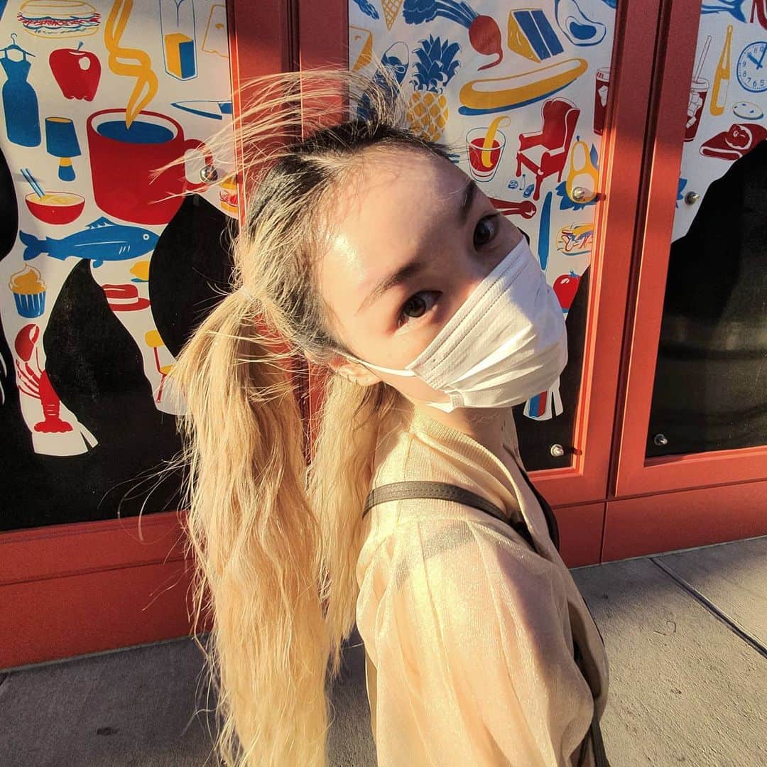 フェルナンダ・リーのインスタグラム：「Ssssssummer humidity is beginning 😷 ⁣ 🌟 Also next vid will be my skin care regime! 🌟」