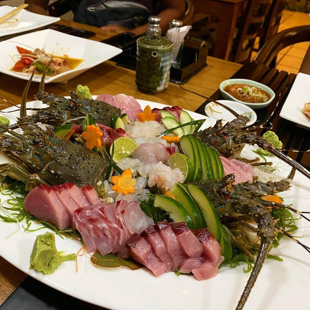 Isseki Nagaeさんのインスタグラム写真 - (Isseki NagaeInstagram)「Bali style: bring your own fish to a Japanese restaurant for sashimi and eat it  #surftrip #fishingtrip #sashimi #japaneserestaurant #bali  ハガツオとオオクチハマダイ。ロブスターは頼んでおいて捕ってきてもらったやつ。豪遊」6月19日 10時32分 - isseki_nagae