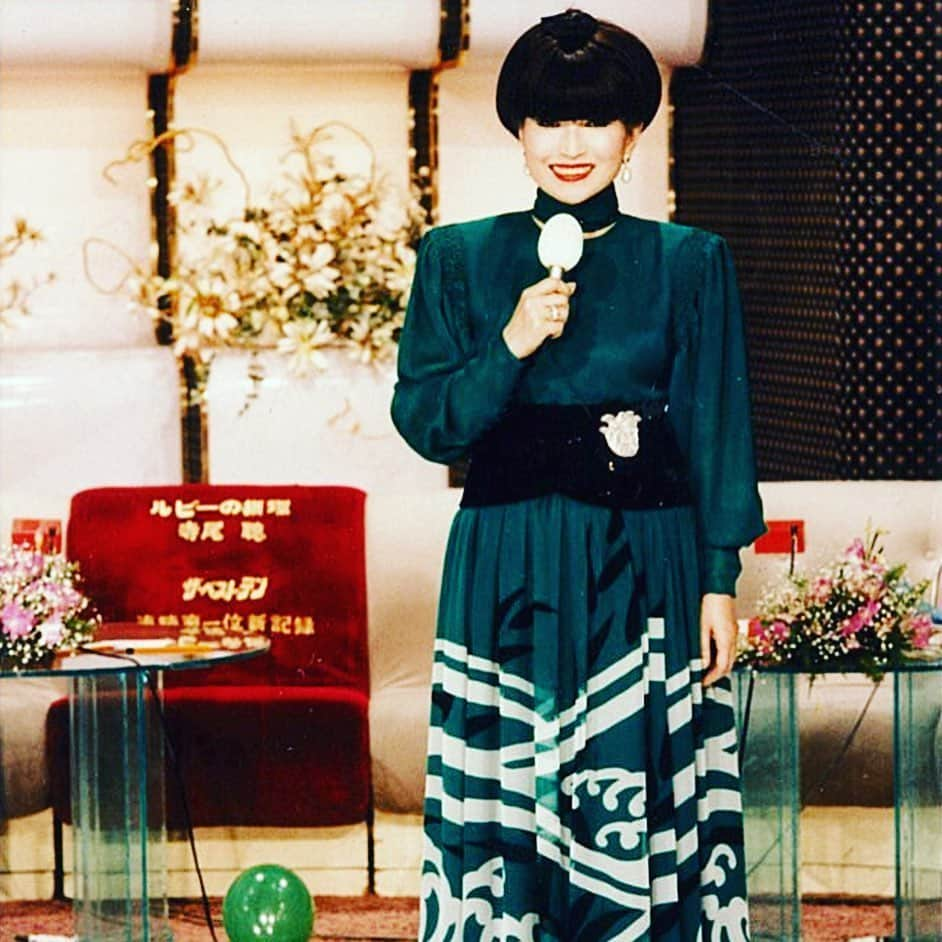 黒柳徹子さんのインスタグラム写真 - (黒柳徹子Instagram)「1978年1月から１２年間放送された『ザ・ベストテン』が再放送！ レコード売り上げ・有線放送のリクエスト・ラジオ放送のリクエストチャート・番組に寄せられたハガキのリクエストを集計して、１０位から順番にランキングを発表する音楽番組でした。 当時、『ザ・ベストテン』を考えたプロデュサーの山田さんから、「黒柳さんに、司会をお願いしたい」と言うお話がありました。 その週のランキングに入った歌手の方々が、毎週、生放送に集合する！ 本当にできるんだろうか？大変だろうなぁと思いながらも、「面白そう！」と思った。 「私は、生放送で本当は１位じゃない人を１位です！とは言えないから、ランキングを正直にやってくださるとお約束いただけるのなら、司会さをせていただきます」とお話しし、番組はスタートした。 東京のスタジオに来れない歌手の方々は、「追いかけます、どこまでも」を合言葉に、歌手の方がコンサートをやってる場所などへ、スタッフが行って、生中継しました。 番組放送中に、パタパタと開く黒に白文字の地味なランキングボードが何度も画面に出るので、「黒柳さんは、なるべく綺麗な色や模様キラキラ光る衣装を着てください」とお願いされた。当時は、メイクもヘアーも自分でやって、衣装も自前だった。華やかなものを自分でさがして着て出演してました。写真は、その頃の自前の衣装です。 ある週、ランキングに入った九人（組）が中継になってしまい、スタジオにいらしたのは、山口百恵さん一人だった。 いつもは、生放送でそれぞれの曲によって、セットを転換するので、スタジオは人と物でごった返していた。 あんなにスタジオが、静かだったのは、あの１日だけだった。 スタジオが寂しいので、綺麗なティーカップに、私の作ったアップルティーをを入れて、ビスケットをお供に、番組の始めから終わりまで、久米宏さんと三人で、中継先の歌手の方とおしゃべりしながら優雅に過ごした。 百恵さんが、静かに「こういうのって、いいですね」と、私におしゃった。 こういう生活に憧れてるのかな？と、その時ふと思った。  伝説の音楽番『ザ・ベストテン」の再放送が始まります。 第1回目は、近藤真彦さんが初登場した1980年12月25日放送分です。 明日、6月20日（土）CS297 TBSチャンネル２　１９時から 当時を振り返って、私と近藤真彦さんとの『ザ・ベストテン』裏話対談は２０時から放送されます。 当時のセットにも注目です。 是非、ご覧ください。  P.S. 私のアップルティーの作り方 リンゴの皮をクルクルまわしてリンゴからはずしたら、ティーポットに皮だけ入れて、そこに紅茶を入れ、5分くらい蒸してからカップに注ぐ。 伝説の音楽番組がTBSチャンネル2で蘇ります！」6月19日 10時32分 - tetsukokuroyanagi