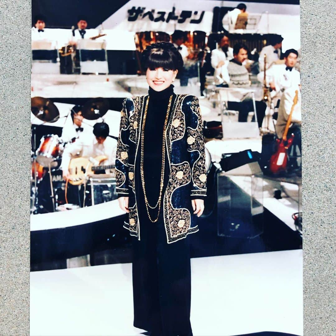 黒柳徹子さんのインスタグラム写真 - (黒柳徹子Instagram)「1978年1月から１２年間放送された『ザ・ベストテン』が再放送！ レコード売り上げ・有線放送のリクエスト・ラジオ放送のリクエストチャート・番組に寄せられたハガキのリクエストを集計して、１０位から順番にランキングを発表する音楽番組でした。 当時、『ザ・ベストテン』を考えたプロデュサーの山田さんから、「黒柳さんに、司会をお願いしたい」と言うお話がありました。 その週のランキングに入った歌手の方々が、毎週、生放送に集合する！ 本当にできるんだろうか？大変だろうなぁと思いながらも、「面白そう！」と思った。 「私は、生放送で本当は１位じゃない人を１位です！とは言えないから、ランキングを正直にやってくださるとお約束いただけるのなら、司会さをせていただきます」とお話しし、番組はスタートした。 東京のスタジオに来れない歌手の方々は、「追いかけます、どこまでも」を合言葉に、歌手の方がコンサートをやってる場所などへ、スタッフが行って、生中継しました。 番組放送中に、パタパタと開く黒に白文字の地味なランキングボードが何度も画面に出るので、「黒柳さんは、なるべく綺麗な色や模様キラキラ光る衣装を着てください」とお願いされた。当時は、メイクもヘアーも自分でやって、衣装も自前だった。華やかなものを自分でさがして着て出演してました。写真は、その頃の自前の衣装です。 ある週、ランキングに入った九人（組）が中継になってしまい、スタジオにいらしたのは、山口百恵さん一人だった。 いつもは、生放送でそれぞれの曲によって、セットを転換するので、スタジオは人と物でごった返していた。 あんなにスタジオが、静かだったのは、あの１日だけだった。 スタジオが寂しいので、綺麗なティーカップに、私の作ったアップルティーをを入れて、ビスケットをお供に、番組の始めから終わりまで、久米宏さんと三人で、中継先の歌手の方とおしゃべりしながら優雅に過ごした。 百恵さんが、静かに「こういうのって、いいですね」と、私におしゃった。 こういう生活に憧れてるのかな？と、その時ふと思った。  伝説の音楽番『ザ・ベストテン」の再放送が始まります。 第1回目は、近藤真彦さんが初登場した1980年12月25日放送分です。 明日、6月20日（土）CS297 TBSチャンネル２　１９時から 当時を振り返って、私と近藤真彦さんとの『ザ・ベストテン』裏話対談は２０時から放送されます。 当時のセットにも注目です。 是非、ご覧ください。  P.S. 私のアップルティーの作り方 リンゴの皮をクルクルまわしてリンゴからはずしたら、ティーポットに皮だけ入れて、そこに紅茶を入れ、5分くらい蒸してからカップに注ぐ。 伝説の音楽番組がTBSチャンネル2で蘇ります！」6月19日 10時32分 - tetsukokuroyanagi