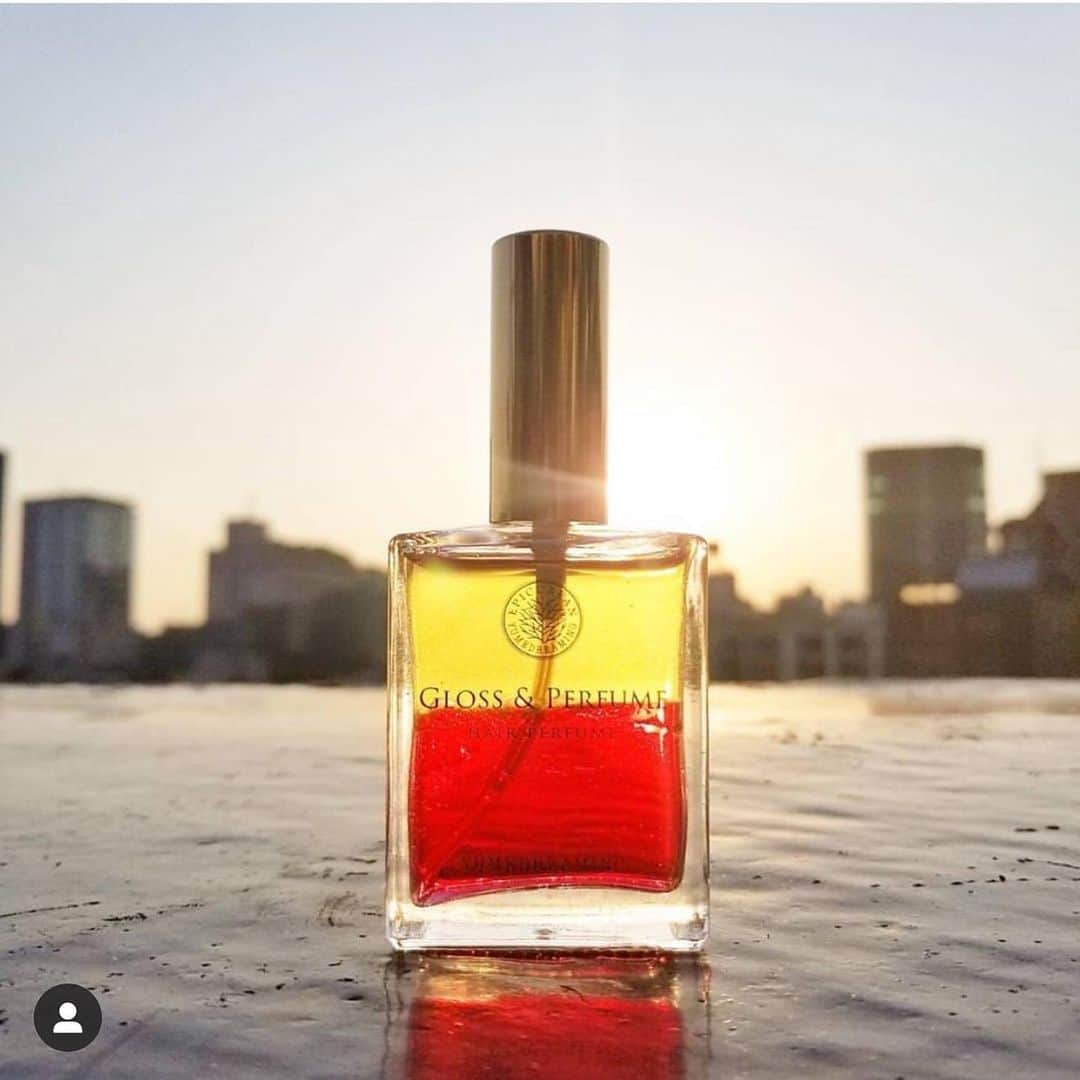 のインスタグラム：「YUMEDREAMING Gloss&Perfume 「愛」=「i」 @yumedreaming  6月20日より、伊勢丹ビューティアポセカリー(B2)と、TWIGGY.サロンにて先行販売はじまります。  和バラの生体水と、発酵から得られるビタミンB1のシアノコバラミンを配合してピンクオレンジのカラーを演出。  ローズに加え、愛と官能の象徴であるジャスミン、ネロリ、ベルガモットのアロマオイルによるイエローのカラーを演出。  写真は和バラの土作りから…最後の写真は、アロマオイルで使用したそれぞれの花を。  全て有機栽培により、まるでケミカルのようなbrilliant colorのキッチュさを創り出してみました。  @twiggytokyo  #ユメドリーミン #グロスアンドパフューム #あい #和バラ #ジャスミン #ネロリ #ベルガモット #ローズ #和バラ生体水(体液) #低温真空抽出法 #チャクラ #オーマソーラ」