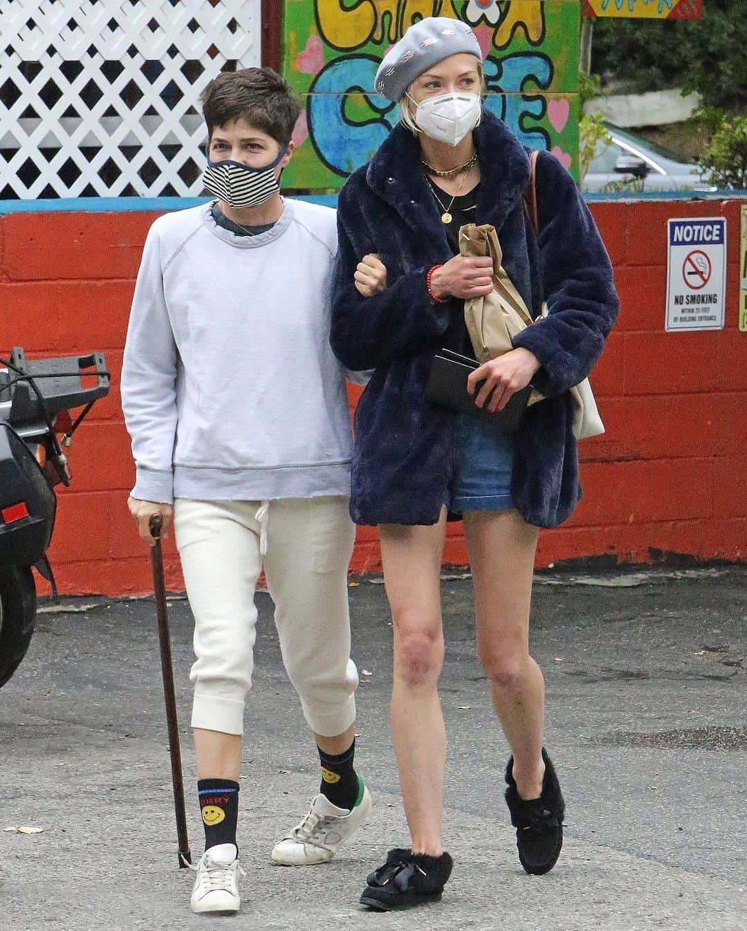 Just Jaredさんのインスタグラム写真 - (Just JaredInstagram)「Longtime BFFs @selmablair and @jaime_king meet up while running an errand together in Los Angeles #SelmaBlair #JaimeKing Photo: Backgrid」6月19日 10時36分 - justjared