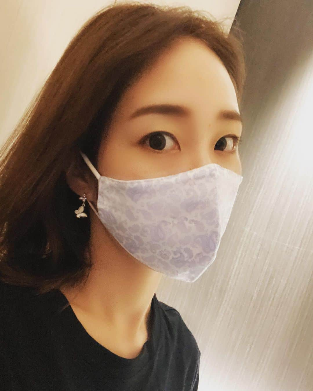 凰羽みらいのインスタグラム：「ダンスの時に最適マスク😷 通気性良いし柄も好き⸜❤︎⸝‍ お気に入りすぎる👍 #ブルーコレクション  夏休みレッスン企画☀️ やってみちゃおっかなあ～🤔 みんなに会いたい💜❤💙💚」