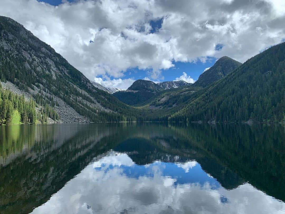 エミリー・スワローさんのインスタグラム写真 - (エミリー・スワローInstagram)「Mirror image. * * * #lavalake #themountainsarecalling #visitbigsky #crosscountryroadtrip #viewfromthetop」6月19日 10時45分 - bigeswallz