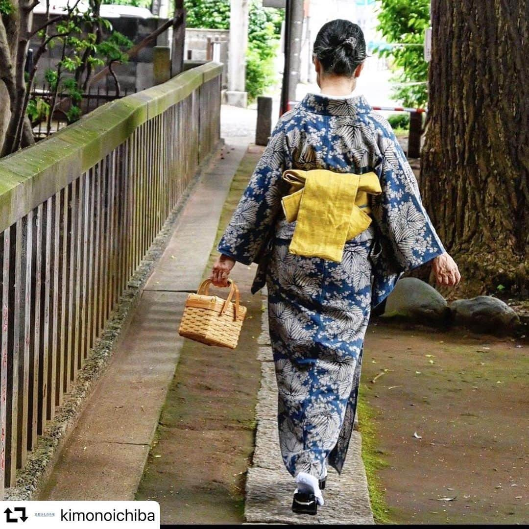 山崎陽子さんのインスタグラム写真 - (山崎陽子Instagram)「梅雨寒。 リポストさせていただきます。 「きものと」連載『つむぎみち』第4回 photo by #佐伯敦子 #atsukosaeki @yunahica  #奥州小紋 #ほんのお仕事  #repost @kimonoichiba ・・・ 私が最初に着た浴衣は、この奥州小紋でした。まず2年は盛夏の浴衣として、その後は初夏の単衣としても着て、8年が経ちます。﻿ 蔦の柄で、葉脈に色挿しされた綿紬。﻿ これと出合っていなければ、私はきっと着物と無縁の人生を送っていたでしょう。﻿ ﻿ ✨きものと【new!】﻿ 浴衣のイメージが覆った”奥州小紋”との出合い﻿ 「つむぎみち」 vol.4 ﻿ ﻿ ﻿ →コラムへはプロフィール欄のリンクよりどうぞ！﻿ ﻿ @yhyamasaki﻿ 季語とともに綴られる、静かに美しい「着物のある日常」。﻿ ﻿ #つむぎみち﻿ #山崎陽子﻿ #竺仙﻿ #奥州﻿ #きものと﻿ #きもの﻿ #きものコーディネート﻿ #着物﻿ #着物コーディネート﻿ #着物好きな人と繋がりたい﻿ #京都きもの市場﻿」6月19日 10時47分 - yhyamasaki