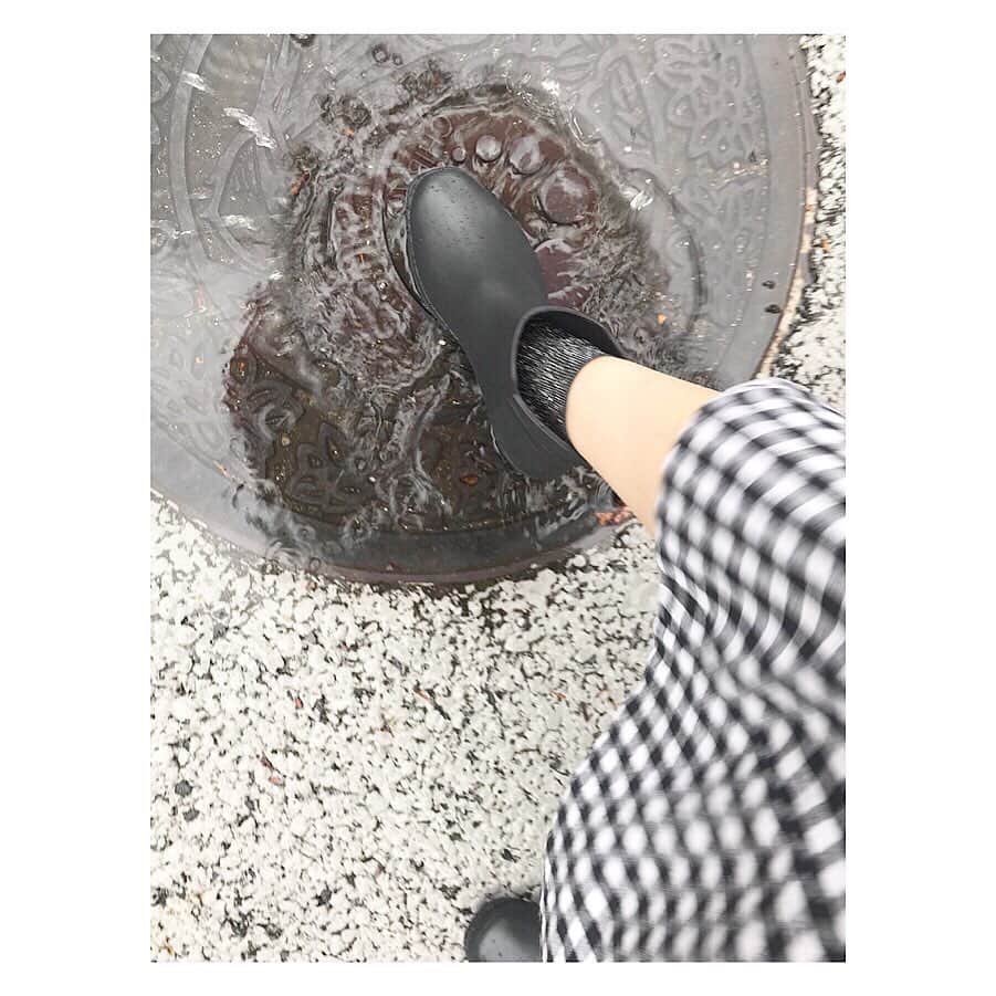 藤森香衣さんのインスタグラム写真 - (藤森香衣Instagram)「雨の日、少しでも楽しく☔️ ・ どんより、梅雨の真っ只中。  レインシューズや、傘を新調すると、 気分が変わりますよ😊  特に長靴は、水溜りでもバシャバシャ行けて 「雨の日を制覇してやった気分」になれます。 (発想が小学生。) ・ rainyday #rain #shoes #alldaywalk #japan #梅雨 #梅雨入り #傘 #アキレス #オールデイウォーク  #靴 #レインシューズ #長靴 #お出かけ  #雨 #雨の日 #防水  #雨の日コーデ」6月19日 10時49分 - kaefujimori