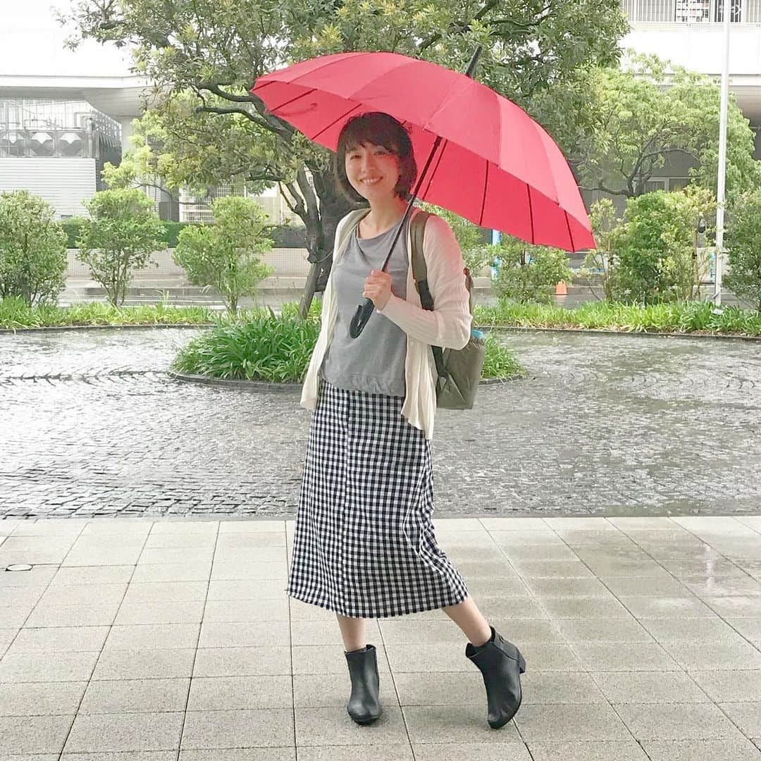 藤森香衣さんのインスタグラム写真 - (藤森香衣Instagram)「雨の日、少しでも楽しく☔️ ・ どんより、梅雨の真っ只中。  レインシューズや、傘を新調すると、 気分が変わりますよ😊  特に長靴は、水溜りでもバシャバシャ行けて 「雨の日を制覇してやった気分」になれます。 (発想が小学生。) ・ rainyday #rain #shoes #alldaywalk #japan #梅雨 #梅雨入り #傘 #アキレス #オールデイウォーク  #靴 #レインシューズ #長靴 #お出かけ  #雨 #雨の日 #防水  #雨の日コーデ」6月19日 10時49分 - kaefujimori