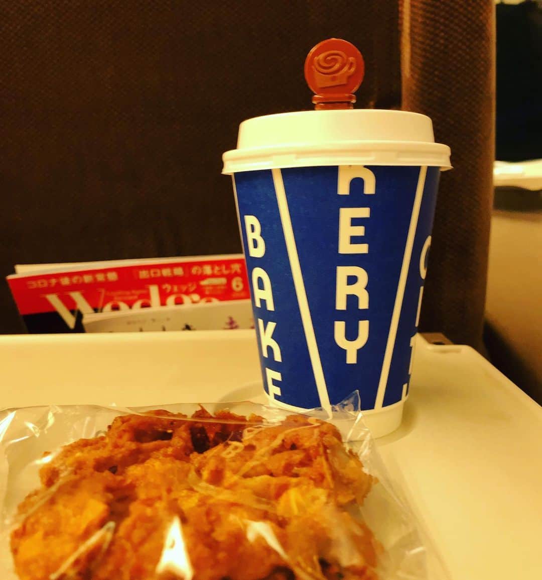 のインスタグラム：「新幹線に乗ったのはいつが最後でしょうか。 今日から移動が始まりました。 久しぶりに品川駅のcity bakeryでカフェモカ買って乗車です。 乗車したとたん、車内の湿度の高さに若干ストレスになり、その自分のストレスによって、自分が勝手に交感神経優位にさせてしまうというマイナススパイラル。 るーるるーのるーと笑顔でコーピング試みる。 #湿気嫌いです #嫌ってもドライにはできません」