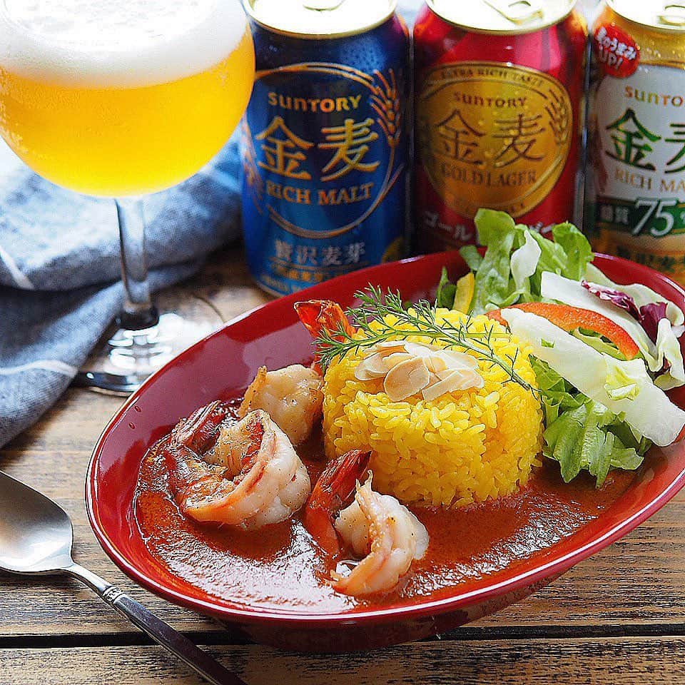 コウタ ＆ *Ryo*さんのインスタグラム写真 - (コウタ ＆ *Ryo*Instagram)「・ 2020.6.19 Fri ・ ・ ただいまぁ☔ ガッツリ系でこんにちは🙂 Ryoです。 ・ ・ 週末おうちごはんより。 ・ ・ 🍽 Menu 🍽 ・ *バターシュリンプカレー * #金麦（ @suntory_jp ） ・ ・ 今回は、玉ねぎやら香味野菜を ブレンダーでペースト状にしてから炒めてます。 ・ 海老と合体させてバターカレーに。 ・ お野菜もたっぷり乗っけて ワンプレート風にしてみました。 ・ ・ StayHomeのお供に是非👍 ・ ・ そして、私には珍しい赤の器。 ・ これね、6/22から始まる 『金麦を買っても、ジャワカレー・こくまろカレーを買っても応募できる！ 絶対もらえる！あいあいカレー皿！』キャンペーンの商品のうちの一つです。 ・ 大きさも、深さもあるので 今回のように少々モリモリにしても🙆‍♀️ ・ 立ち上がりもあるので食べやすいです。 ・ 今回合わせたは、 #金麦ゴールドラガー ・ ・ 濃厚な麦汁から作られた飲みごたえのあるこだわりの金麦です。 ・ 毎日のお食事と一緒に楽しめ、 満足感のあるゴールドラガーは ガッツリカレーにももちろんピッタリです。 ・ キャンペーンと併せて良かったら試してみてー🎶 ・ ・ 📷③は金麦オールスターズです（笑） ・ ・ 金麦アンバサダーとして活動してます。 ・ ・ ・ #金麦のある食卓　 #藍のある食卓 #金麦 #サントリー #食卓  #カツカレー #家庭料理  #おうちごはん ・ #わっぱdeごはん  #おうちカフェ #カレー #シュリンプカレー #エルグルメ #ロカリ #マカロニメイト #フーディーテーブル #おうちごはんlover #wappadegohann #Japanesefood #curry #lin_stagrammer #igersjp #iegohanphoto #PRESSBLOG #delimia #ruhru #飯盒 #도시락 #집밥」6月19日 10時51分 - wappadegohann