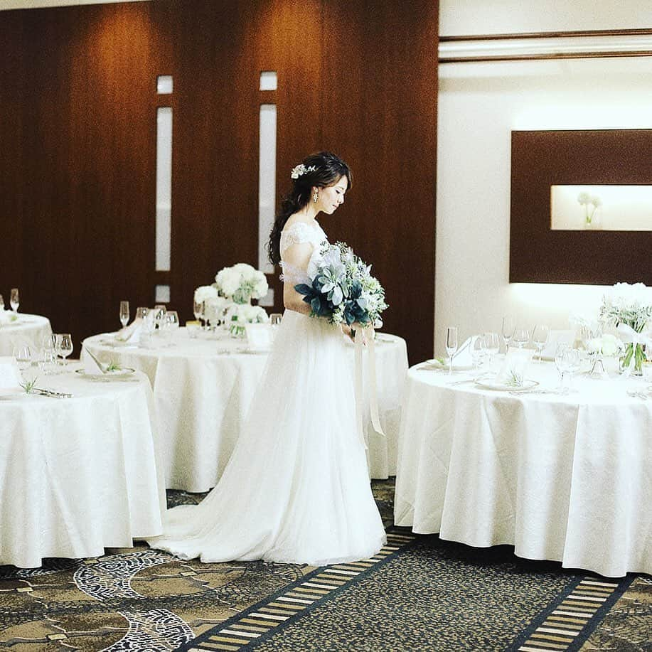 新潟グランドホテル Niigata Grand Hotelのインスタグラム：「新潟グランドホテルでは、結婚式における新型ウィルスに対する感染拡大防止のガイドラインを作成しました。  新しい生活様式で示された実施例を基に、新潟グランドホテルにおけるテーブルレイアウトや感染予防対策をまとめたものです。  このガイドラインを参考にしながら、お二人にひとつひとつの項目についてご相談し、お招きするゲストに安心してご参列いただけるよう取り組んでおります。  ご相談にお越しいただいた皆様に、このガイドラインのご説明を行なっておりますので、どうぞお気軽にお問い合わせ下さい。  #新潟グランドホテル #新しい生活様式 #ブライダル #ガイドライン #wedding」