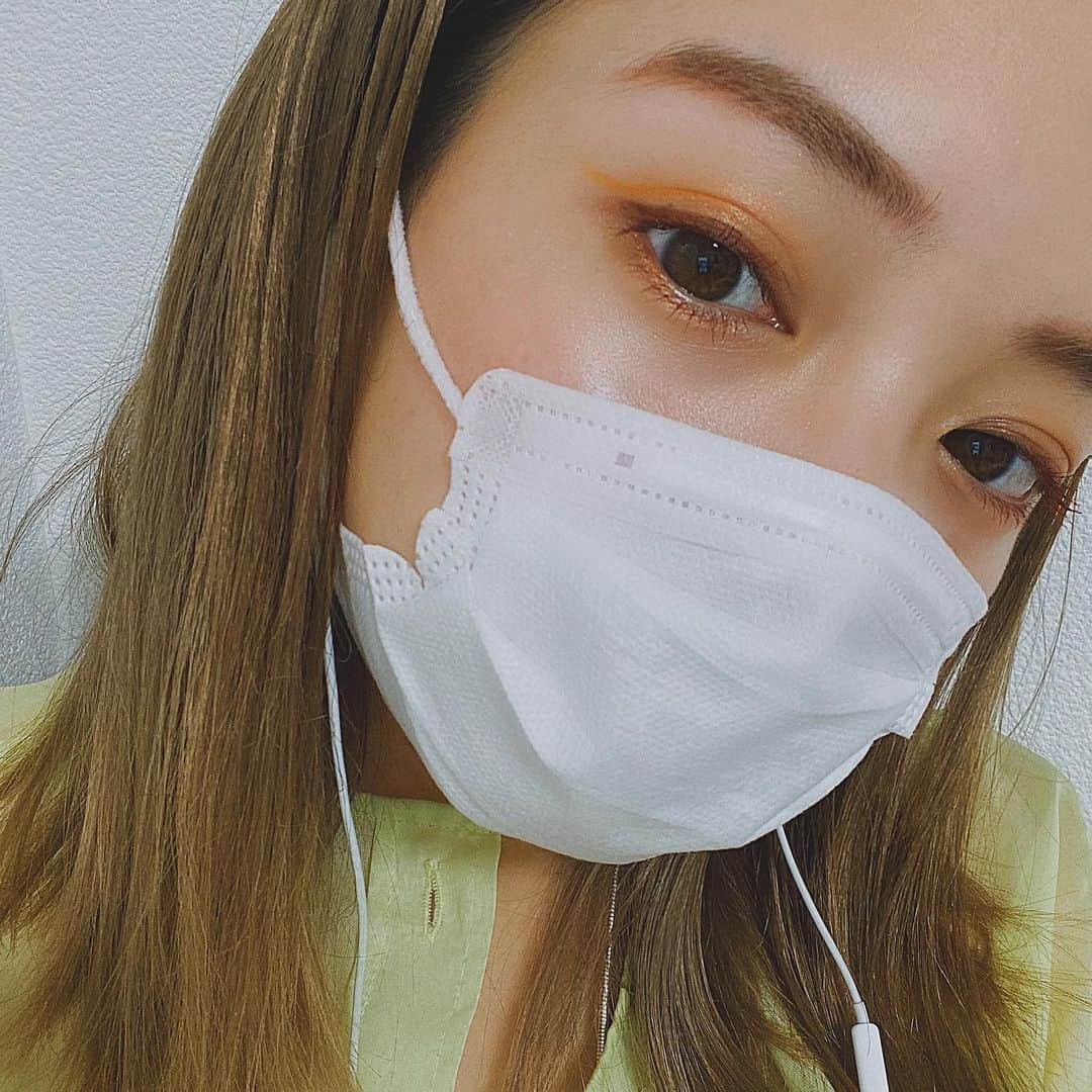 福地夏未のインスタグラム：「🧡 マスクの時は目元のメイクが生きる！ 最近はオレンジのラインを二重幅に引くのにハマってる♡ マスカラは赤茶で、下まぶたには うっすらとピンクを忍ばせる ✔︎✔︎ _ #make #hairmake #orangeline #マスクメイク #濃いメイク #アイメイク」