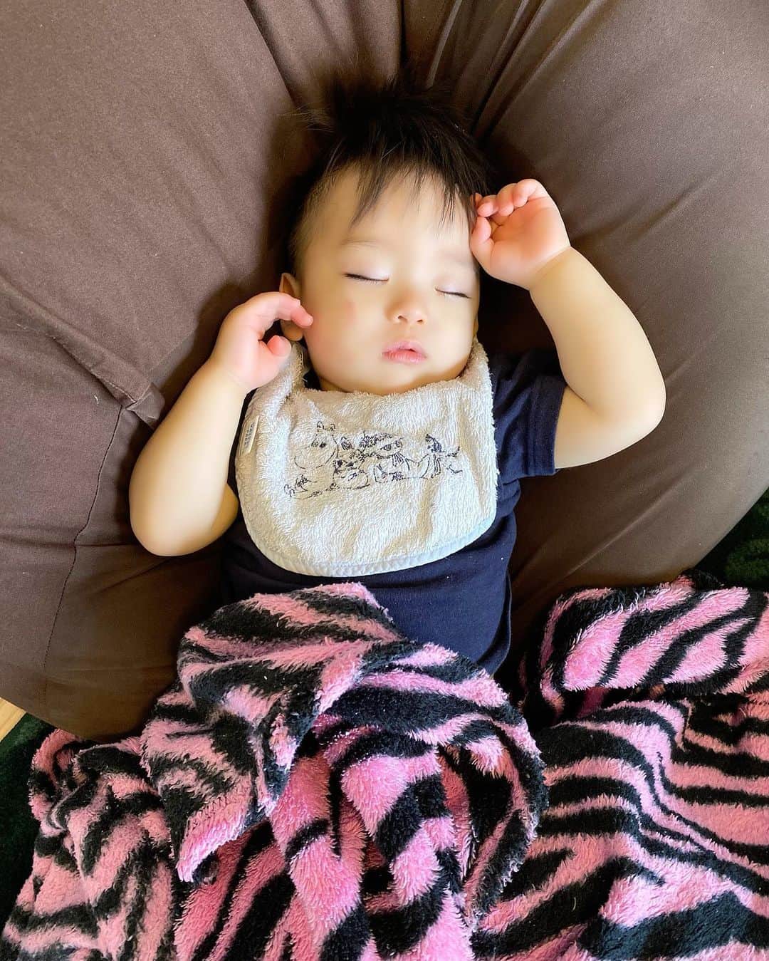 Momoeのインスタグラム：「いつもおもしろい体勢で寝てる💤 どんな夢みてるんだろ💤 ちなみに夜中の旦那の寝言は 「これ何？いんげん？」 . . .  #happy #家事 #育児 #family #家族 #boy #smile #男の子 #息子 #code #love #lucky #kids #子供 #thankyou #宝物 #ベビー #fashion #follow #心 #縁 #パパ #ママ #家族写真 #男の子ママ #赤ちゃん写真 #photo #子育て #1歳 #flower」