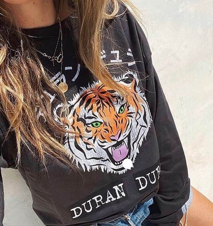 プリンス ピーターのインスタグラム：「The perfect pullover for summer nights 😍 @styletrolley . . . : : : . . : . : : : : . : .  #wholesale #ootd #graphictees #stylewild #fashioninsta #createcultivate #fashiongram #fashioninspo #boutiqueshopping #boutiqueclothing #trending #wholesaleclothing #styletrends」