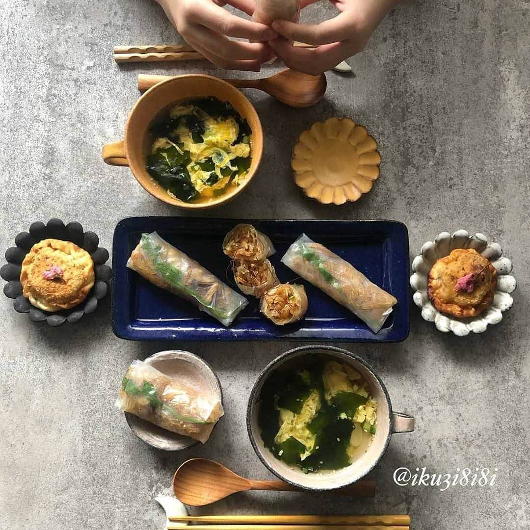 韓の食菜さんのインスタグラム写真 - (韓の食菜Instagram)「@iku3i8i8 さんが「韓の食菜 チャプチェ」で作ったベジおかずを投稿してくださいました。 セロリ×生春巻で夏にもぴったりのメニューですね♪ #モランボン#韓の食菜#チャプチェ@moranbong_official ------------------------ #Repost @iku3i8i8i ・・・ 2020.4.12.Sun.☂️ 娘と私のお昼ごはん🍚🥢 ＊＊＊＊＊＊＊＊＊＊＊＊＊＊＊＊＊＊＊✼チャプチェとセリの生春巻き ✼アイちゃんの揚げ餃子 ✼ワカメと玉子の中華スープ  生春巻きに使用のチャプチェは @foodietable.jp フーディーテーブル様よりモランボン様の韓の食菜をモニタープレゼントして頂き豚肉を炒めてから材料のチャプチェを入れてタレを絡ませセリを入れて生春巻きにしたら娘は美味しいと大喜びでした。 「モランボン×フーディーテーブル」のモニターコラボ広告企画に参加してます。  そしてやっと作れた〜 @sasmc1120 あいちゃん考案の　#アイちゃんの揚げ餃子 を作ったどぉ〜  最新のpicには美しいあいちゃんのお手て登場で動画もあるので何度もリピして作ったよ。周りのヒダヒダ作るの私はやっぱり雑だな〜😆 また練習して作るから今日はこれで許してね🙏♪♪♪今日も　#おうちにいよう  #ステイホーム  で🏡  #おうちごはん #フーディーテーブル  #チャプチェ #韓の食菜 #フーディストモニター」6月19日 11時30分 - hannoshokusai