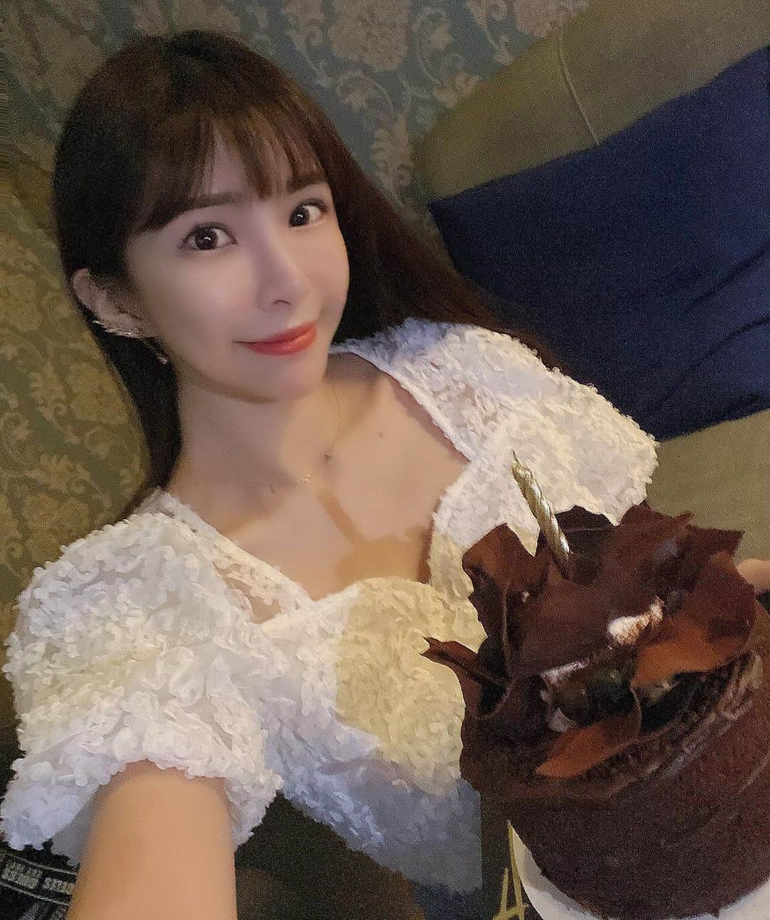蘇心甯さんのインスタグラム写真 - (蘇心甯Instagram)「6月是我的幸福月 所有愛我的人都會幫我過生日超級甜蜜 我天生浪漫～你們的用心我都好感動 我很滿足現在的狀態也希望你們都能快樂呦 身上美美的衣褲鞋🤍 @z.zebra0611 的  這家 #80z牛小排佐黑松露肉濃汁  #西班牙番紅花海鮮飯 #香料蒜味炙燒章魚  #巧克力布朗尼 都好好吃😋滿分 從裡到外也都好好拍也太適合慶生了吧 謝謝 @kk0819 號召大家聚餐給我驚喜 也謝謝 @charlene_an517 寶寶準備的蛋糕  K.D Bistro Taipei @k.dbistrotaipei  #知足常樂 #感恩的心 #生日快樂 還沒到😂」6月19日 11時30分 - lalababy625