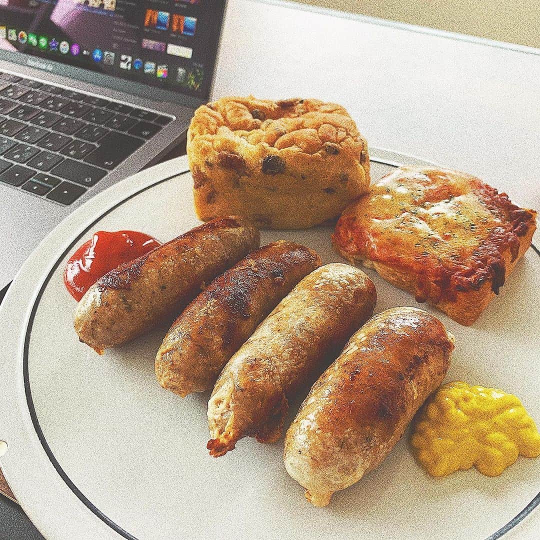 山川就史のインスタグラム：「ソーセージ４本とか、ワイルドだろぉ〜？🙎🏻‍♂️ #jj #lunch #sausage #pizza #bread #wild  #instagood #４本」