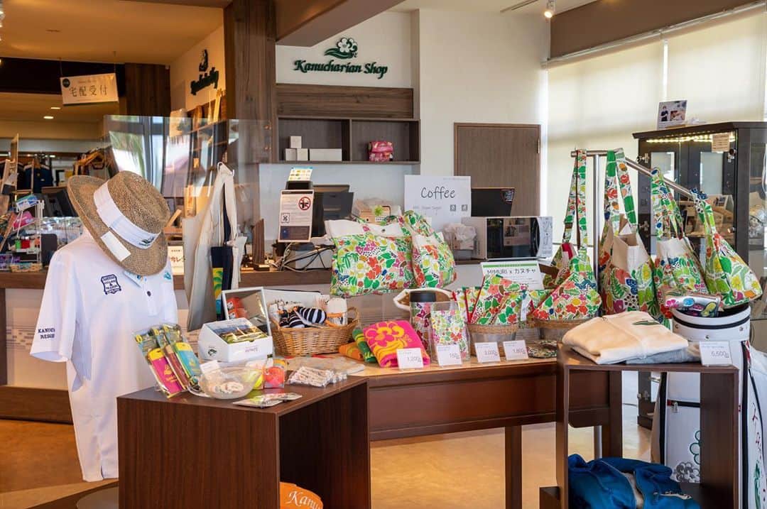カヌチャリゾートさんのインスタグラム写真 - (カヌチャリゾートInstagram)「. カヌチャリアンショップがリニューアルいたしました。  カヌチャオリジナルグッズをはじめ、お土産、お菓子、お飲物、そして滞在中に必要な雑貨など充実のラインナップ。 店内入ってすぐ、人気沖縄テキスタイルアーティスト　@mimuri_okinawa さんとコラボレーションしたオリジナルグッズコーナーは、必見です！ .⠀ カヌチャリゾートでとったおすすめの写真があれば、⠀⠀ どんどんアップしてくださいね！⠀⠀ @kanucha_resort をタグつけしていただいたら⠀⠀ ストーリーズでご紹介させていただきます⠀⠀ .⠀⠀ #カヌチャは街だ⠀⠀ #カヌチャリゾート #カヌチャベイ #オリジナルグッズ #MIMURI」6月19日 11時33分 - kanucha_resort