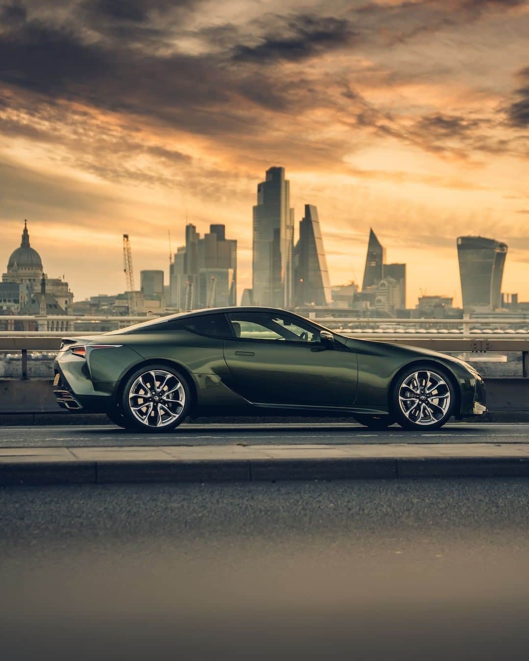 Lexus UKさんのインスタグラム写真 - (Lexus UKInstagram)「London calling. #LexusLC  Photo credit: @AlexPenfold  #Design #CarDesign #Automotive #Lexus #CarsofInstagram #LuxuryTravel #Luxury #London」6月19日 17時00分 - lexusuk