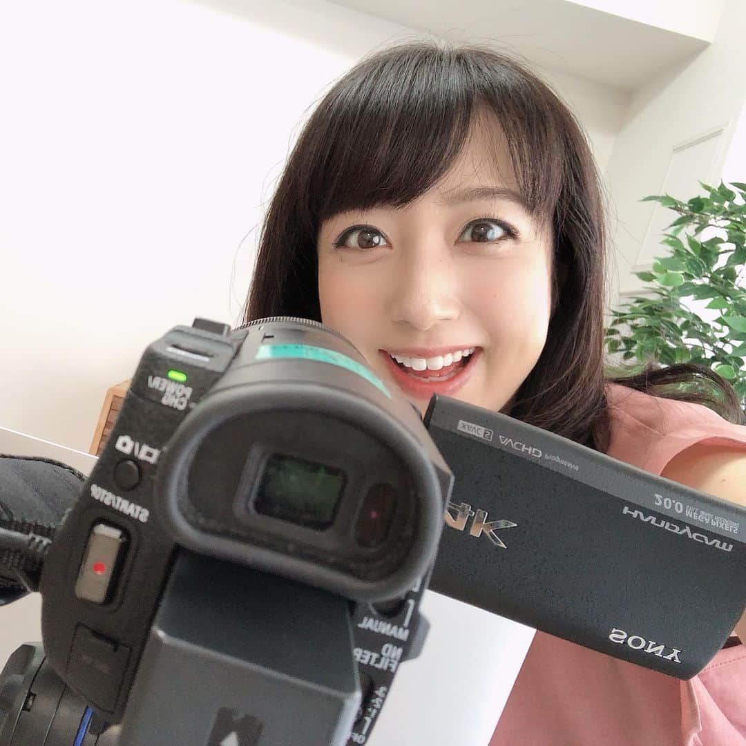川田裕美さんのインスタグラム写真 - (川田裕美Instagram)「リモート収録✨ スタジオには行けていませんが、とても楽しいです✨😊今後、インタビューとかもリモートで出来そうだし、私はあまりやりづらさを感じないかなぁ。このカメラをパソコンの後ろにセットしなきゃいけない時は、ちょっと難しい…」6月19日 17時00分 - hiromikawata163