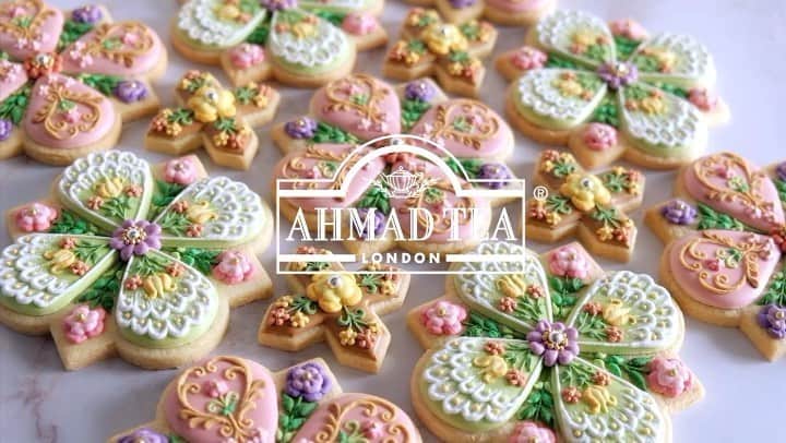 KUNIKAのインスタグラム：「I participated in the global tea campaign of @ahmadtea_jp .﻿ The theme is "What it Takes".﻿ Please check out videos about making my detailed cookies and the highest quality work of Japanese artisans.﻿ ﻿ ❃﻿ ﻿ このたびご縁があり、英国の紅茶ブランド、アーマッドティーのWhat It Takesキャンペーンに参加しました。﻿ テーマは「努力を惜しまずその道を極めようとする姿勢」です。﻿ ﻿ 私がいつもどのようにしてアイシングクッキーを作っているか、素敵なムービーを作って頂きました。﻿ 沢山の努力( 経験、そして集中力 )、細かい作業の積み重ねで、一つの作品が完成します。﻿ 生涯、アイシングクッキーを含め、手を動かして作品を生み出す職人として、自分の道を極めていきたいです。﻿ ﻿ ahmadtea-whatittakes-jp.com﻿ #WhatItTakes #アーマッドティー #これが私のWIT #PR @ahmadtea_jp﻿ ﻿ （@ahmadtea_jp のプロフィールリンクからサイトにアクセスしてください。様々なジャンルのクリエイターさまの素晴らしい動画がご覧いただけます。）﻿」