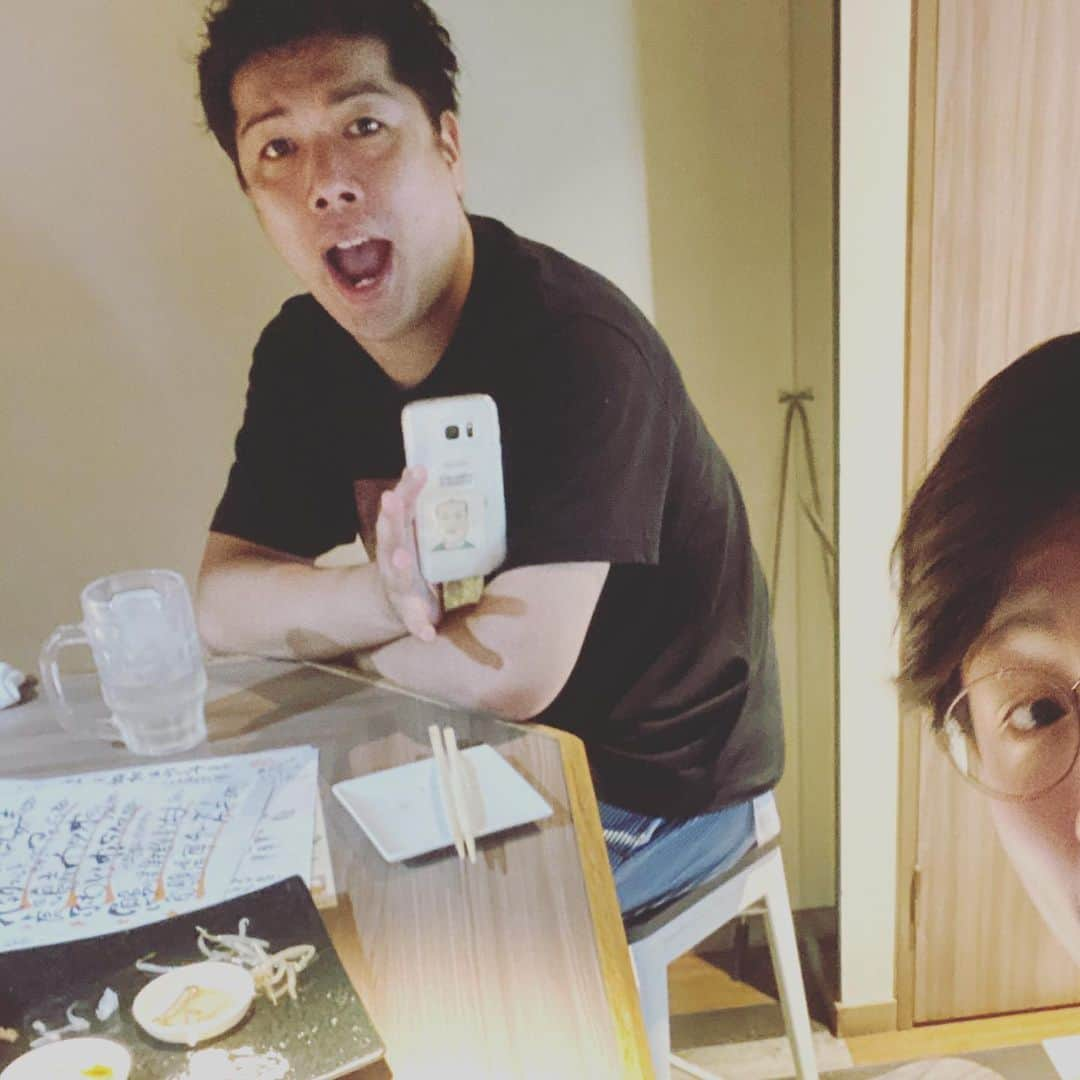 中村フーさんのインスタグラム写真 - (中村フーInstagram)「昨日はモトナリでした。 津田が声掛けてくれて始まりもう3.4年？が経ち僕にとってはすごく大事なライブです。 今後ともよろしくお願いします！  終わりでダブルアート真べぇのお店「こっちこっち〜」と、同じく後輩の 河内のお店ハチマル蒲鉾に別府と行きました。 こっちこっち〜はフードオーダーが終わっていたのですが店長が激ウマつまみを出してくれました。 メニューもリニューアルされてて色々食べたいのでまた早めの時間にゆっくり行きますー！ ハチマル蒲鉾も美味しかったー！ 店長の河内ともゆっくり話せました。 あいつは髪型全く変わらん割にめちゃくちゃ色々考えてるすげえ奴です。  皆さんも是非こっちこっち〜とハチマル蒲鉾行ってみてください！」6月19日 17時05分 - hendernakamura