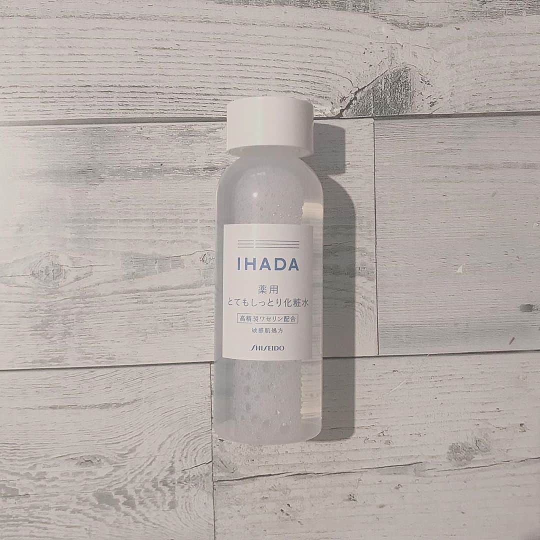 のインスタグラム：「. マスクしてると 肌荒れが酷くて...💭 みんなどうしてるの？ 私はいつものラインナップ基礎化粧品に この#IHADA をプラスして 保湿力高めてる！ 本当に乾燥酷くて ほっぺと口周りの皮がポロポロ剥けて😢 それで、 これ試したら即効で治った！ 冬はこれで乗り切った😇 価格も1500円くらいだから 身体にもバシャバシャ使ってる🙃 夏はどうしようかな〜🤔 . . . #shiseido#イハダ#化粧水#保湿化粧水#保湿#基礎化粧品#薬用化粧水#乾燥肌 #混合肌#マスク肌荒れ#いいね返し」
