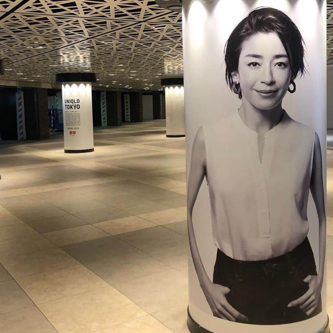 早坂香須子さんのインスタグラム写真 - (早坂香須子Instagram)「宮沢りえさんのメイクを担当させて頂きました。  素晴らしいチームの中で撮影が出来て幸せでした！  銀座に行かれる方はぜひ見てね♡  #repost @kei.ogata.photo via @PhotoAroundApp  #銀座  に新しくオープンした#uniqlotokyo  の広告ビィジュアルを撮影させて頂きました。 creative direction by  #佐藤可士和  cast #宮沢りえ  styling by @yokomiyake  makeup by @kazukovalentine  hair by @daimichishita  neil by @kanakomiura  #市川海老蔵  styling by #島津由行  #dentsuuniqloteams  #tyomonster#makeupbyme」6月19日 11時52分 - kazukovalentine