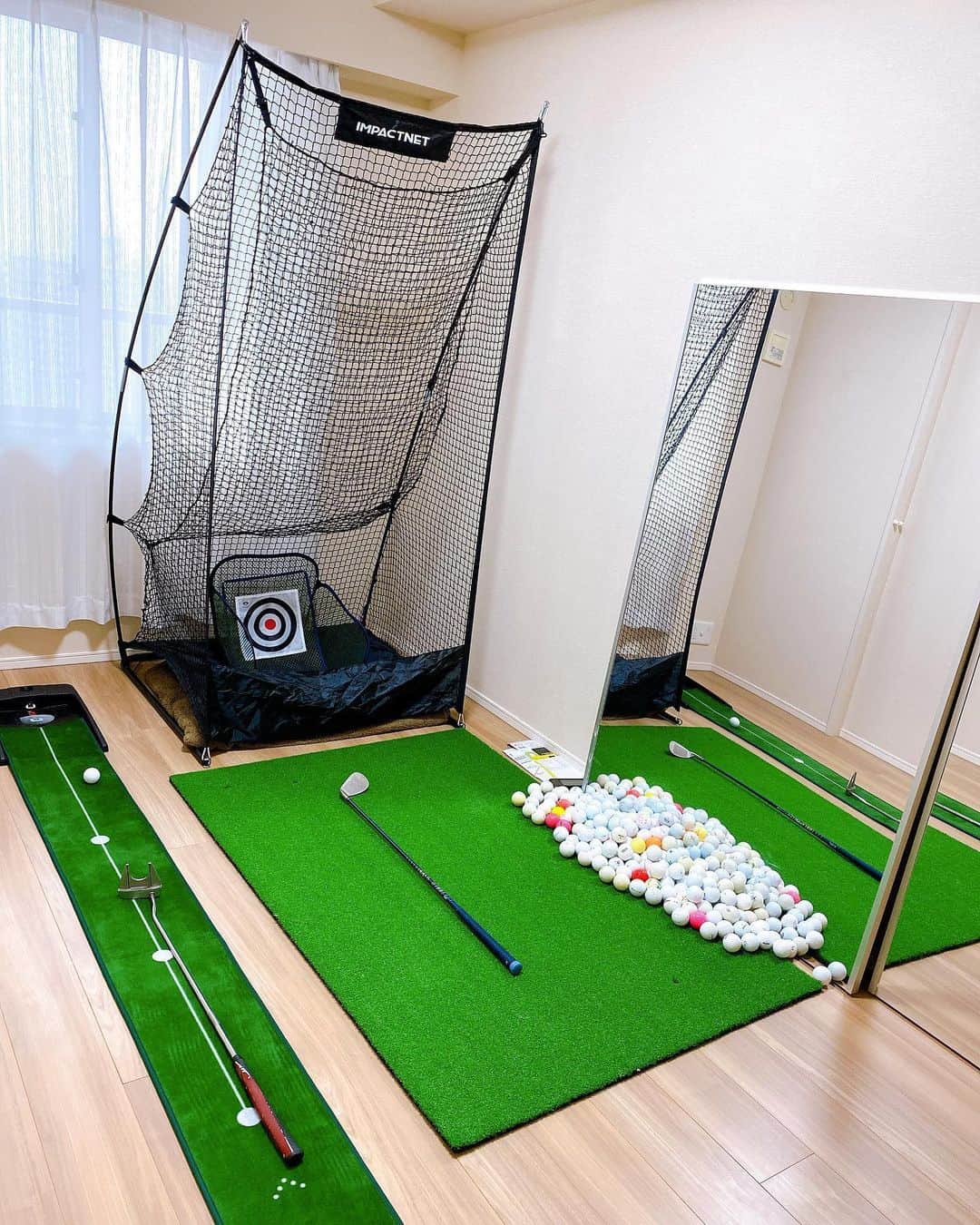 鎌田ひかりさんのインスタグラム写真 - (鎌田ひかりInstagram)「My golf room💕 梅雨はいやだ！ だって今日ラウンド無しになっちゃったんだもん。 無しになるの続くと寂しい。 だから練習するんだ🥺 部屋ではアプローチ1日100球 あとは練習場へ！ みんなに変態って言われる🥺  #ゴルフ #ゴルフ女子 #ゴルフ男子 #ゴルフ好きな人と繋がりたい  #ゴルフ女子と繋がりたい #ゴルフスイング　#ゴルフバカ　#ゴルフ好き　#ゴルフ練習 #ゴルフスイング動画」6月19日 11時44分 - kamata.hikari