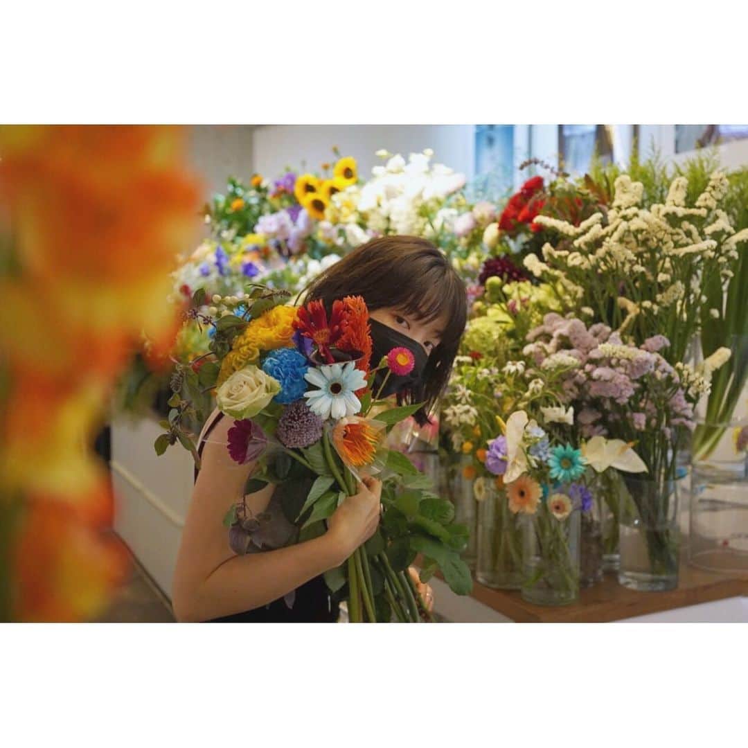 eriさんのインスタグラム写真 - (eriInstagram)「ディリジェンス @diligenceparlour にあるかわいい花たちを、花摘みのように選ばせてもらって花束にしてもらった」6月19日 11時45分 - e_r_i_e_r_i