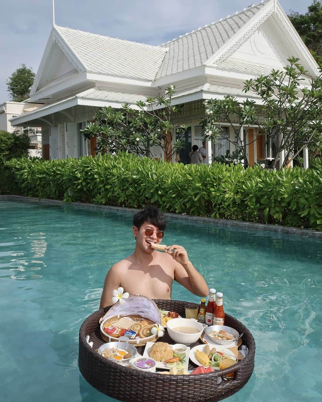 アイス・サランユーのインスタグラム：「ถ่ายจากมุม...หน้าบ้าน🏚 #Breakfastinthepool  @dechaochom  #huahin  #เที่ยวทั่วไทยกับไอซ์ศรัณยู」