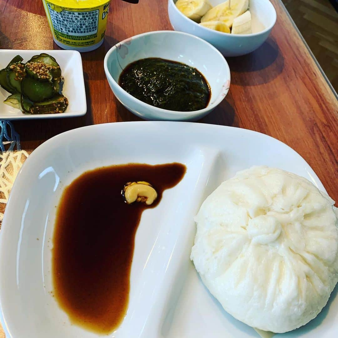 金村義明さんのインスタグラム写真 - (金村義明Instagram)「朝昼飯！味噌煮込みうどん＆アカモク＆豚まん＆黒豆煮汁＆牛乳＆オオカミの桃！ プロ野球開幕！東京ドーム巨人阪神戦 毎日放送ラジオベースボールパーク📻今シーズン初解説！ #AM1179#fm906229 #ラジコプレミアム」6月19日 11時48分 - yoshiaki_kanemura