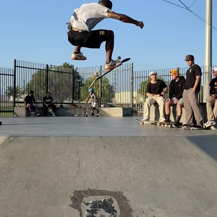 スラッシャーのインスタグラム：「✊🏾 @dashawnjordan drove 5 hours, got out of the car and gassed this first rip after warming up 😂 📱: @luielliott」
