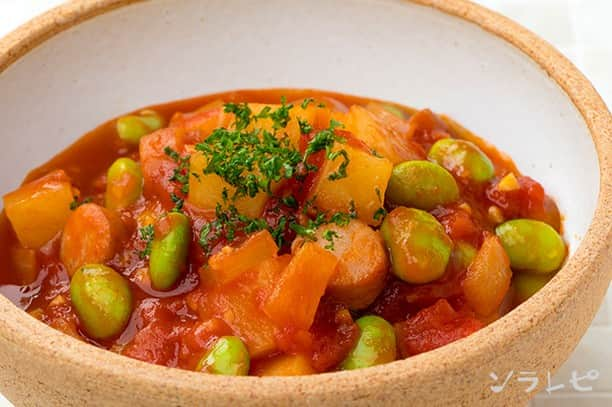 ソラレピさんのインスタグラム写真 - (ソラレピInstagram)「ウィンナーと枝豆のトマト煮 Wiener and edamame tomato sauce . 旨味いっぱいのトマトスープです🍅✨ ウィンナーや枝豆で、食感も楽しめます🎶🎶 . 【材料】<4人分> 枝豆・・・200g ニンニク・・・12g オリーブオイル・・・適量 ウィンナー・・・4本 ジャガイモ・・・2/3個強 タマネギ・・・2/3個強 水・・・1カップ トマト缶・・・1缶 砂糖・・・大さじ2 コンソメ・・・小さじ4 生パセリ・・・2g .  レシピの詳細はソラレピアプリでチェック @solarepi のリンクからDLできます ソラレピ献立の写真投稿も #ソラレピ でお待ちしてます♪ . #solarepi #food #recipe #レシピ #cooking #料理 #instafood #簡単料理 #簡単レシピ #献立 #menu #japanesehomecooking #japanesefood #yummy #foodporn #foodstagram #homecooking #deristagrammer #クッキングラム #おうちごはん #ウィンナー #wiener #枝豆 #Edamame #トマト #tomato #トマト煮」6月19日 12時00分 - solarepi