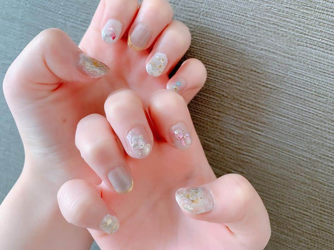 山岸理子のインスタグラム：「* おうち時間の時、お姉ちゃんにネイルしてもらいました💅💗 春っぽく淡いピンク系にしてもらったよ☺︎ 私はピンクの中でも、灰色が少しかかったようなグレイッシュピンクが好きです♡ ・ ・ ・ ・ #tsubaki_factory #山岸理子 #ネイル #ジェルネイル #水滴ネイル #ベビーピンクネイル #コーラルピンクネイル #サーモンピンクネイル #グレイッシュピンクネイル #パウダーは #百均だよ」