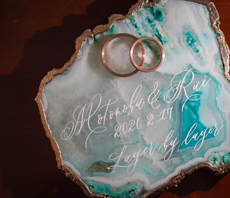 のインスタグラム：「・ 【#weddingitems 】 ・ オリジナルのリングピローは ジオード風のストーンプレートを✨ ・ 会場👉 #アーヴェリール迎賓館名古屋 ・ 【#tg花嫁】 ↑タグ付けしてフォロー&投稿お願いします☺︎ #takeandgiveneeds #テイクアンドギヴニーズ #tg花嫁」