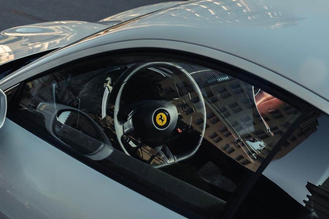 Ferrari USAさんのインスタグラム写真 - (Ferrari USAInstagram)「Elegant curves offer a reflection for the #FerrariRoma’s surroundings—today, the streets of San Francisco.」6月19日 12時01分 - ferrariusa