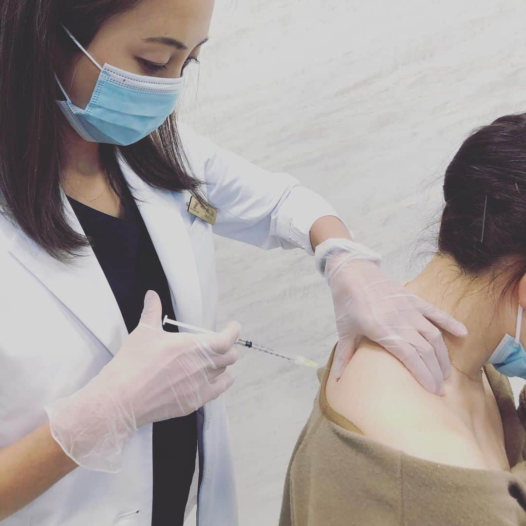 黒田愛美さんのインスタグラム写真 - (黒田愛美Instagram)「#肩こりボトックス 💉 #肩こり #首こり に  #ボトックス が効く✨ って知ってますか❓ 筋肉をほぐしてくれて、 肩首が楽になりますよ✌️ ひそかに人気のメニューです😁 #肩凝り解消  #肩凝り改善  #肩凝りボトックス #zetithbeautyclinic  #ボトックス注入指導医 #ボトックス注入講師 #美容アンチエイジング専門医 #黒田愛美」6月19日 12時02分 - kurodaaimi