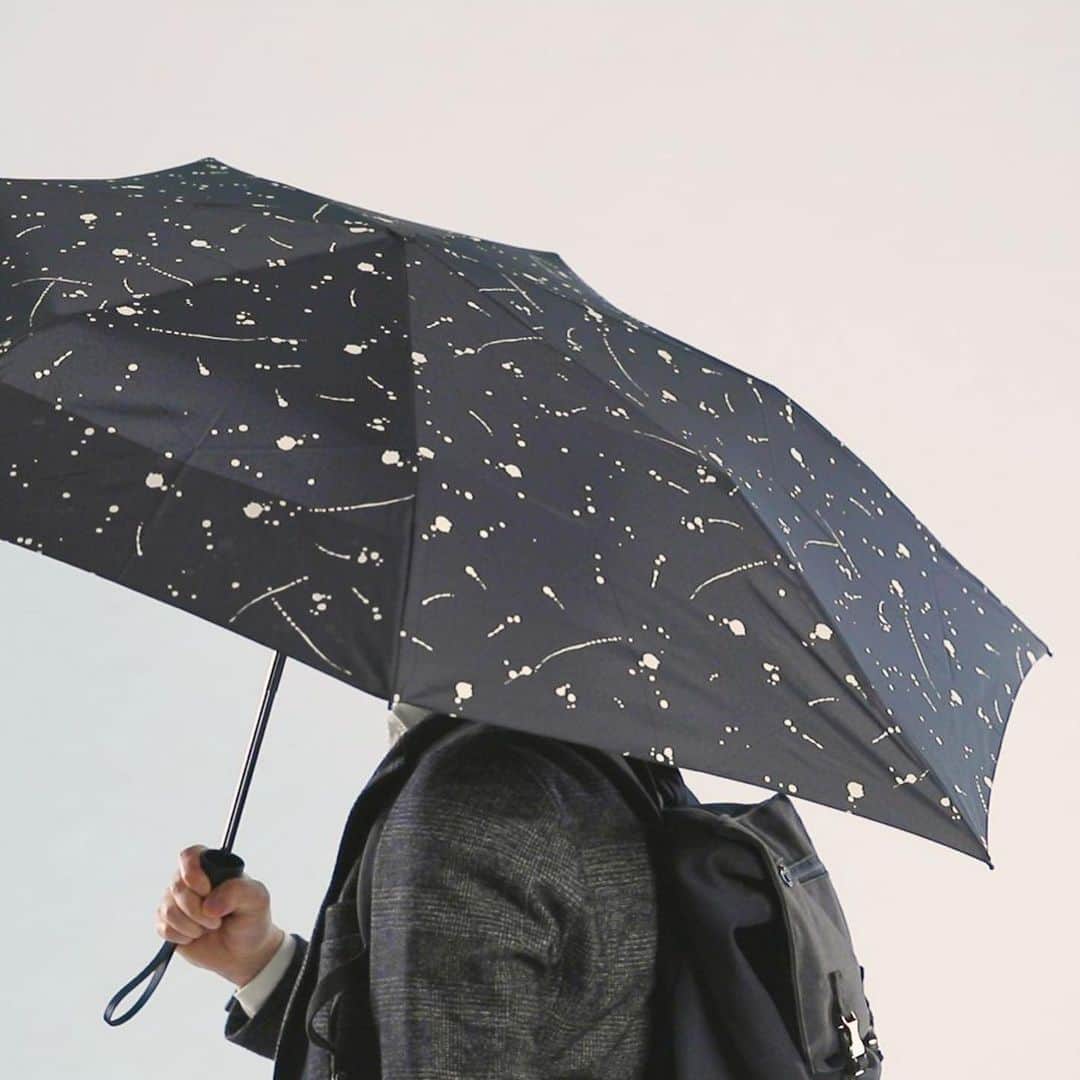 LOFT公式アカウントさんのインスタグラム写真 - (LOFT公式アカウントInstagram)「⠀ 折りたたみ時のコンパクトさはそのままに、開くと骨の一部が後ろにスライドして大きくなり背負ったリュックを雨から守ってくれる！ ⠀ 傘の内側に付いているポケットに使用中の傘袋を収納出来たり、紫外線防止効果*で日傘としても使える便利な機能も。 ⠀ 男女問わないユニセックスなデザインで、通勤はビジネスリュック派な方におすすめです。 ⠀ *商品の濃淡により紫外線遮蔽率が異なります。 －－－－－－－－－－－－－ ✔︎w.p.c @wpc_official 折りたたみ傘 BACK PROTECT FOLDING UMBRELLA 各種3,400円(税込3,740円) ⠀ ⠀ ※一部店舗では取り扱いのない場合がございます。 #wpc #傘 #折りたたみ傘 #折り畳み傘　#unbrella #雨傘 #雨の日コーデ #メンズコーデ #ユニセックス #メンズファッション #梅雨対策 #雨の日 #レイングッズ #便利グッズ #プレゼント #父の日ギフト #父の日 #fathersday #ギフト #ロフト #loft」6月19日 12時04分 - loft_official