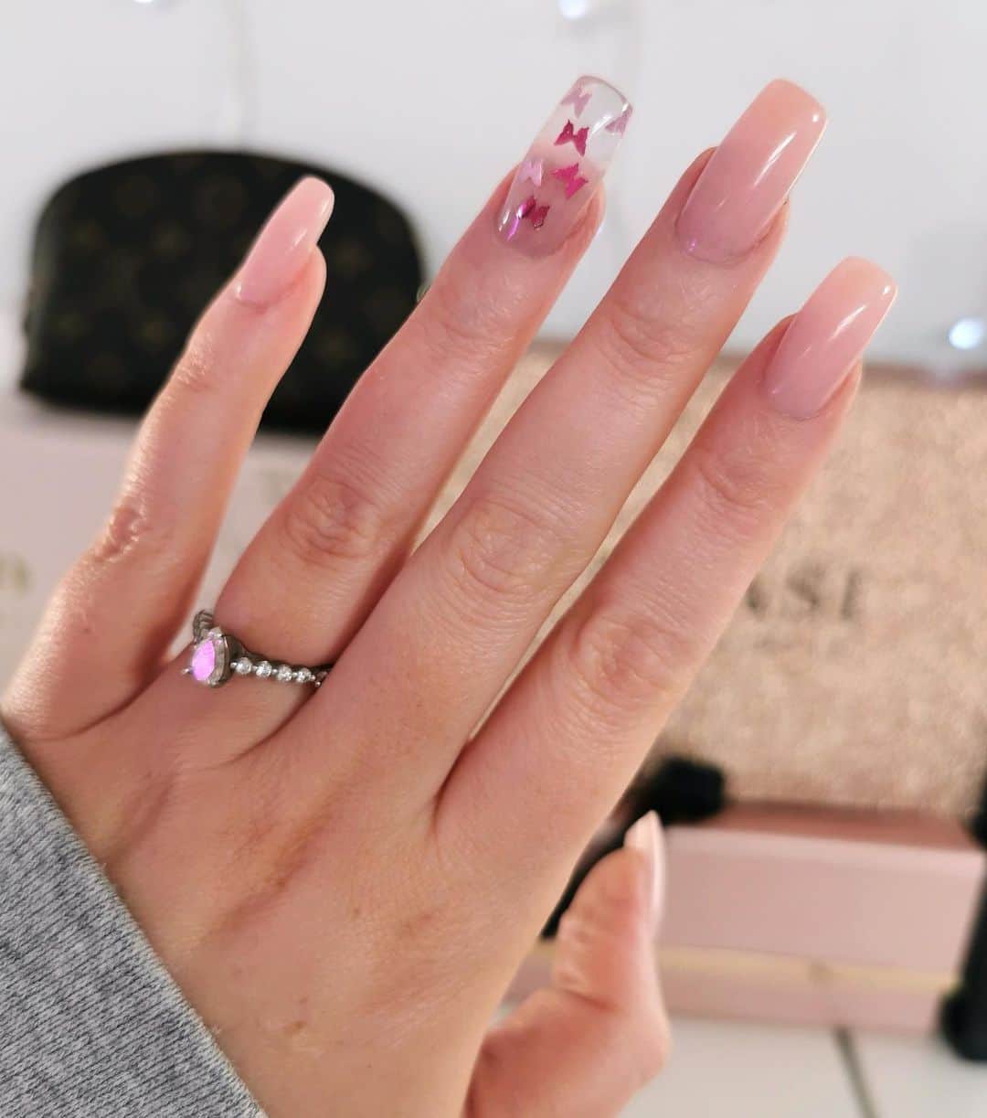 Shannonのインスタグラム：「New nails feels 💓🙏🏼🥵⭐️🤠💅🏼🦋」