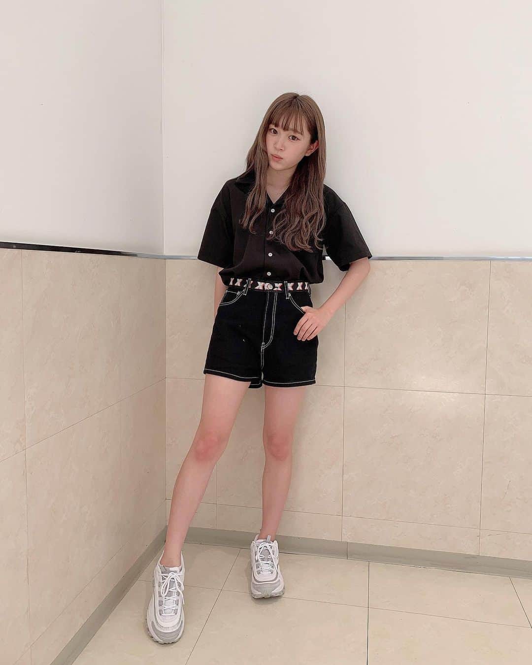平野夢来（ゆぴぴ）さんのインスタグラム写真 - (平野夢来（ゆぴぴ）Instagram)「ぱぱかめら📸！！ ・ ・ ・ 去年か一昨年に着てたお気に入りの服〜🖤 まだ着れるかなぁって思ったら全然余裕だった🍑 ・ ・ ・   #ゆぴぴこーで」6月19日 12時19分 - __s2.yu_