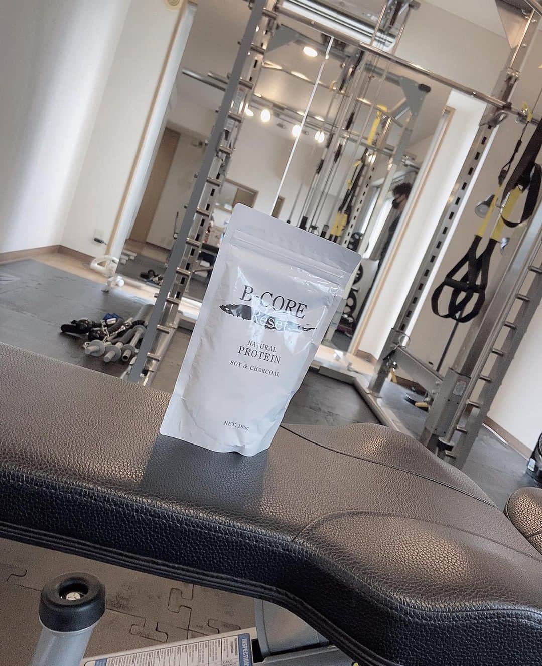 永島あゆみのインスタグラム：「🏋🏻‍♀️🏋🏻‍♀️ ・ Gym ・ @dr.style_fcc さんから頂いてるソイプロテイン いつもありがとうございます❤︎ ココア味で飲みやすく愛用してます❤︎ ソイフラボンを含んでるので美容にも本当に良くて最高✨✨ ・ ダイエット中の方はもちろん、運動後や 肌の美容にも気になってる方はぜひ一度 飲んで欲しいです！！！ ちなみに、前にストーリーであげたオートミール パンケーキもこちらのソイプロテインを使って作りました🥞😋 ・ #gym  #筋トレ #トレーニング #ソイプロテイン #プロテイン #ソイプロテインダイエット #b-core #nature  #美容 #タンパク質 #無添加」