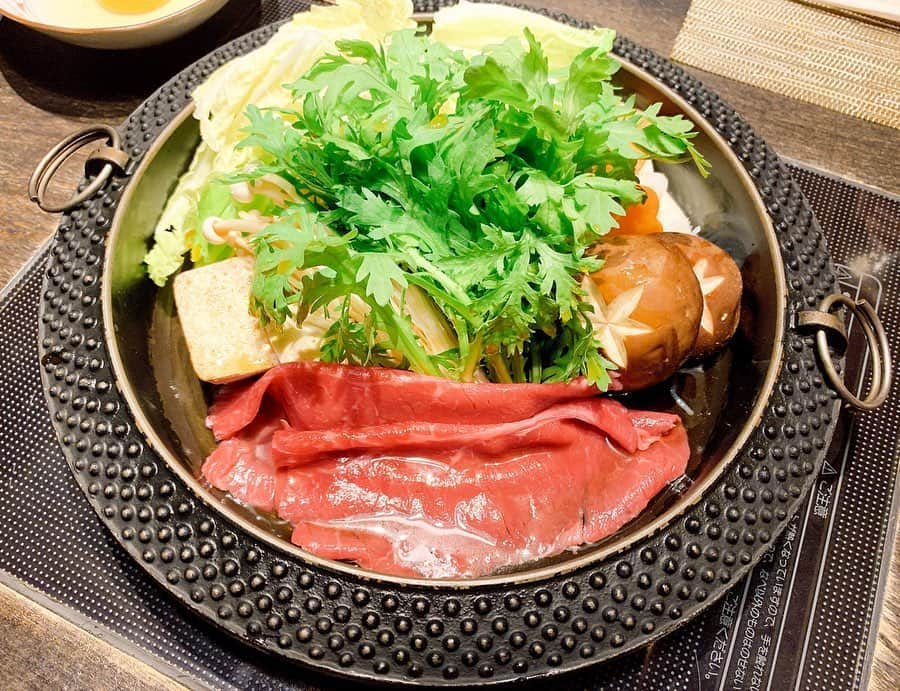 ひかりさんのインスタグラム写真 - (ひかりInstagram)「この前久々のお肉食べてきたよ😊❣️ 幻の黒毛和牛すき焼きが食べたくて「新宿すき焼き飯田」に行ってきたよ✨ . 宮崎県の尾崎さんが育ててるお肉で出荷量が少ないからめちゃ希少なんだって😳！ お肉の味比べができるコースで味比べしてみたよ💕 . . 近江牛はもちろん美味しかったんだけど、尾崎牛は更に超えてきた😳！！ さすが希少なだけあって旨味が違う✨ 脂がのってるけどお肉の味もしっかりしてる感じで何枚も食べれちゃう🥺 卵は茨城県産の奥久慈の卵を使ってて色が違うしぷりんぷりん🥚 . . 前菜も全て牛で、 シメは白米セットかうどんか卵とじ選べたんだけど、卵とじにしたよ🍳 しかもフワフワに作ってくれて見てるだけで美味しそうだよね✨🥺 食べたらもっと美味しかった🥺💕 . . すき焼き何年ぶりに食べただろう🥺 凄く幸せな夜ご飯でした💕 しゃぶしゃぶもあったから今度はしゃぶしゃぶ食べにまたいきたいな✨ 尾崎さんの尾崎牛を食べれるお店は少ないので是非いってみてね😊 #新宿グルメ#新宿すき焼き飯田 #すき焼き#すき焼き飯田#飯田#食スタグラム #食スタ#しゃぶしゃぶ#dinner#夜ご飯#foodstagram #鍋#鍋料理#尾崎牛#近江牛#和牛#黒毛和牛#黒毛和牛すき焼き#pr#卵とじ#奥久慈卵」6月19日 12時35分 - piiiiiii_k