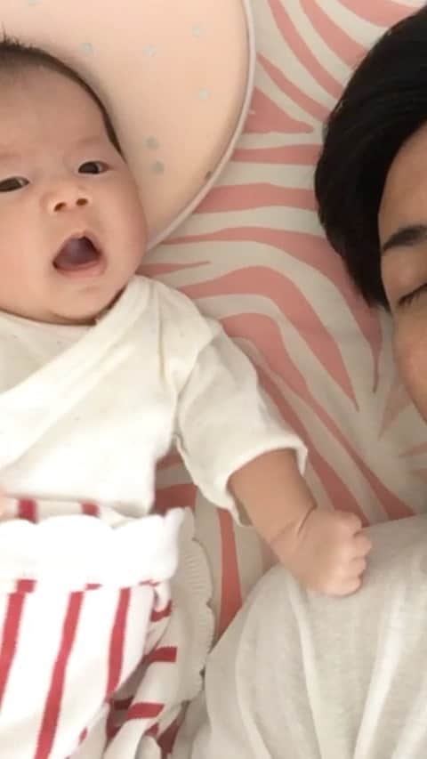 アキラ・コンチネンタル・フィーバーのインスタグラム：「#6week #１ヶ月2週間 #baby  #bayi  #あかちゃんのいる生活 #ベビー動画 #赤ちゃん  #赤ちゃん動画  #成長記録　#育児記録  #あかちゃん #babygirl  #べびすたぐらむ」