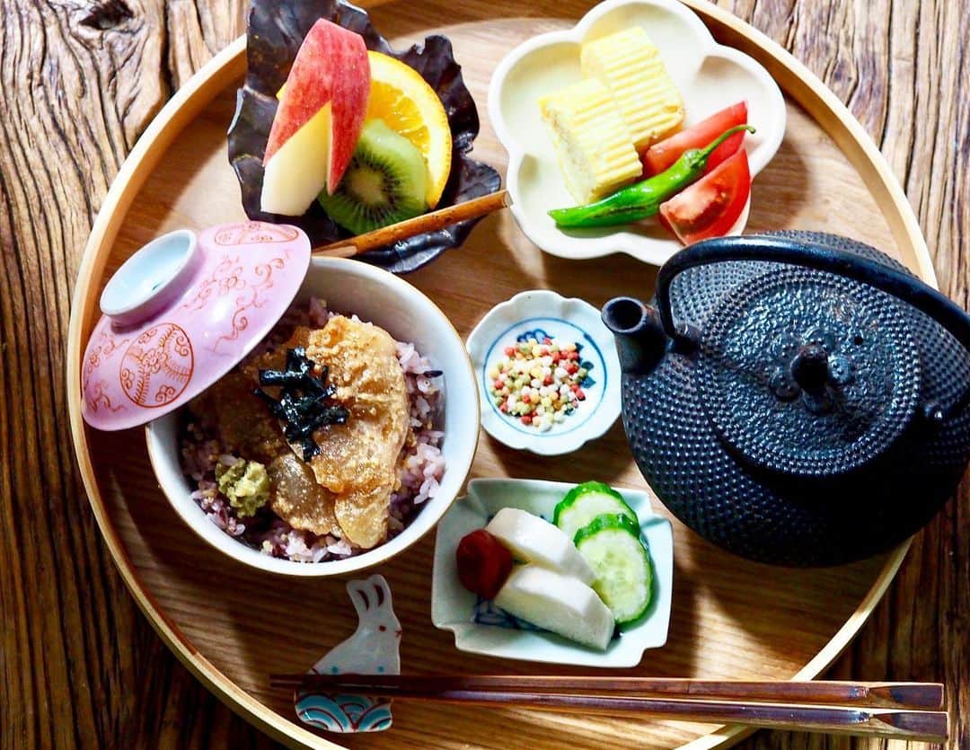 のインスタグラム：「. 今日は胡麻ダレ鯛茶漬け。 . 昨日は夜食事に向かう途中、降りる駅の電車のホームで会社の携帯がないことに気づいて、私用携帯でオンライン追跡したら、電車に乗ったままかなって動きをしていて、駅員さんに事情を説明したら、一生懸命一緒に探していただき（内容割愛）結果見つかりました。 . どう落としたか覚えてないのですが、自分の不注意なのに自分のことのように丁寧に探していただいた駅員さん、それに携帯を拾って届けてくれた方に、ほんまに感謝しかありません！ （宮迫みたいになってもうたけど） . 絶対ここ見てないと思いますが、肥後橋の駅員さんありがとう！！ . . . . . . . ・ ・ ・ ・ ・  #鯛茶漬け#菌活#おうちごはん#おうちカフェ#ワンプレート朝ごはん#カラフルワンプレート#朝ご飯#朝ごはん#和んプレート#ワンプレートごはん#器#あさごはん#먹스타그램#음스타그램#おぼんdeごはん #breakfast#foodporn#IGersJP#onthetable#japanesebreakfast#washoku#古伊万里 #高田志保 #awabiware#アワビウェア」