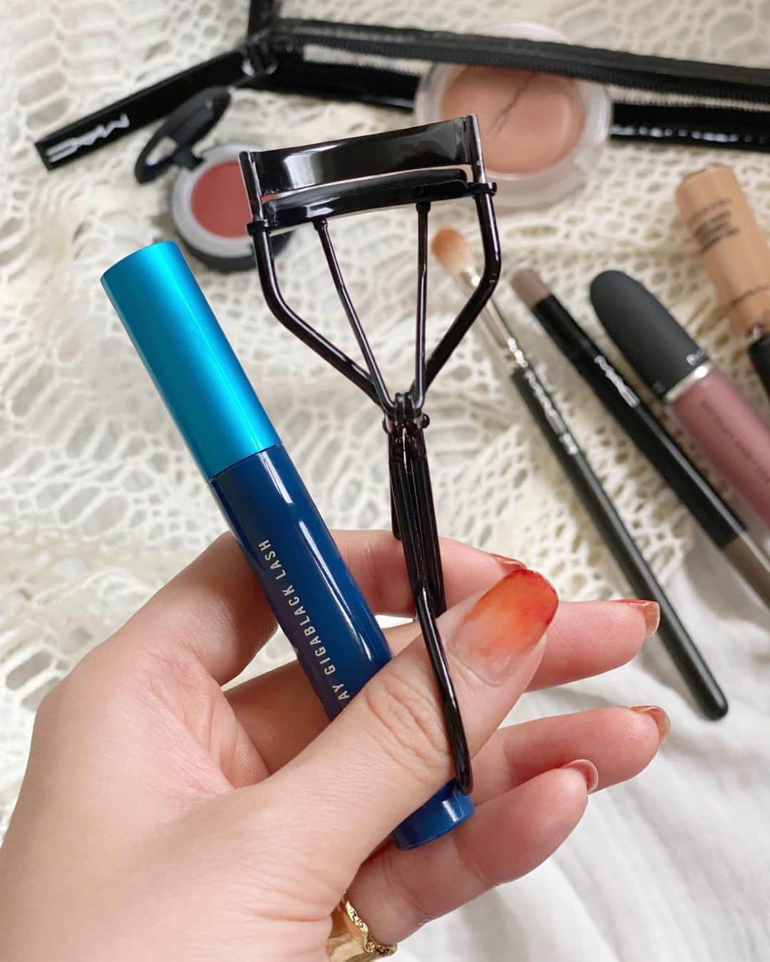 M∙A∙C Cosmetics Japanのインスタグラム：「【話題のアイテム再入荷】 SNSで大人気の[フル ラッシュ カーラー]が公式オンラインショップおよび、全国のM∙A∙Cカウンターに再入荷いたしました🌟 ㅤ グラマラスからナチュラルまで仕上がりは自由自在✨ プロ仕様のツールで簡単に美まつげを体感して。  ㅤ  ㅤ 【公式オンラインショップ限定特典】 ☑︎6月25日(木) 23:59まで全品送料無料！ ☑︎初回ご購入のお客様へ10% OFFクーポンをプレゼント （クーポンコードwelcome） ㅤ #MACCosmeticsJapan#MACCosmetics#MAC#MACコスメ#マックコスメ#アイメイク#メイク好き#デパコス#コスメ記録#コスメマニア#ヘルシーメイク#抜け感メイク#抜け感#ナチュラルメイク#ビューラー」