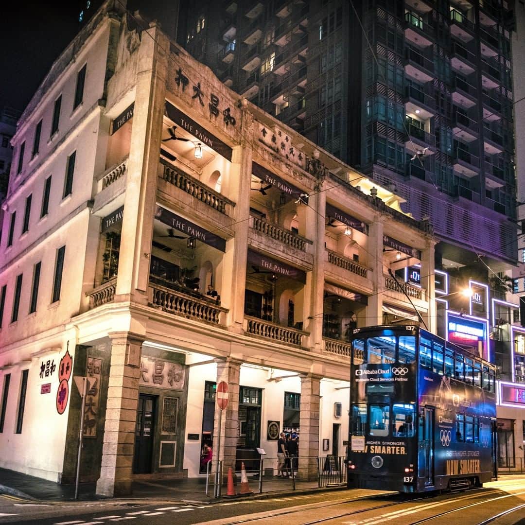 Discover Hong Kongさんのインスタグラム写真 - (Discover Hong KongInstagram)「Always delighted to see quaint historic buildings like this as the tram rattles past. 在歷史悠久的電車之上，細賞港島道地風光。 #DiscoverHongKong」6月19日 13時01分 - discoverhongkong
